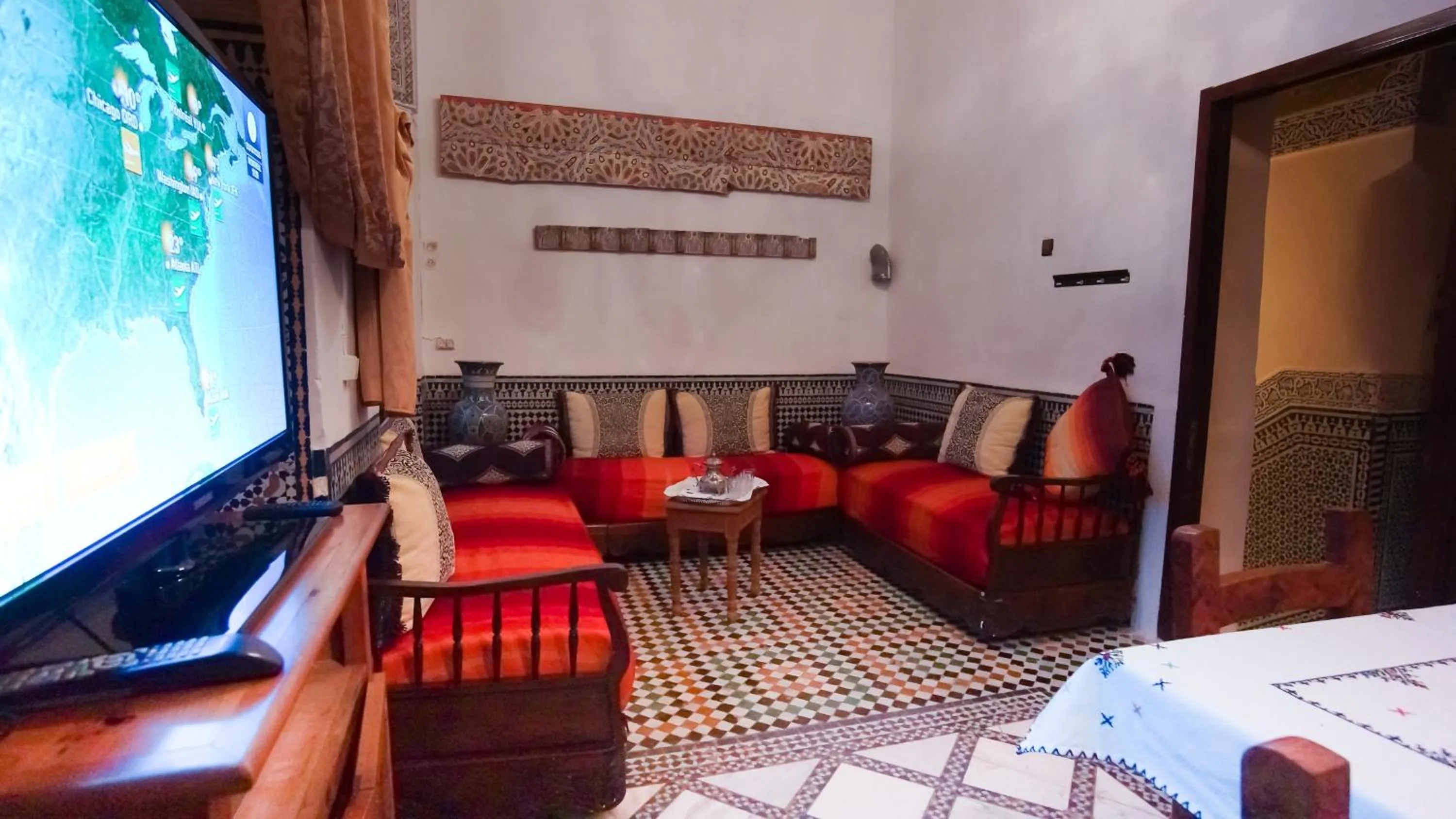 Communal lounge/ TV room in Riad Fes Palacete