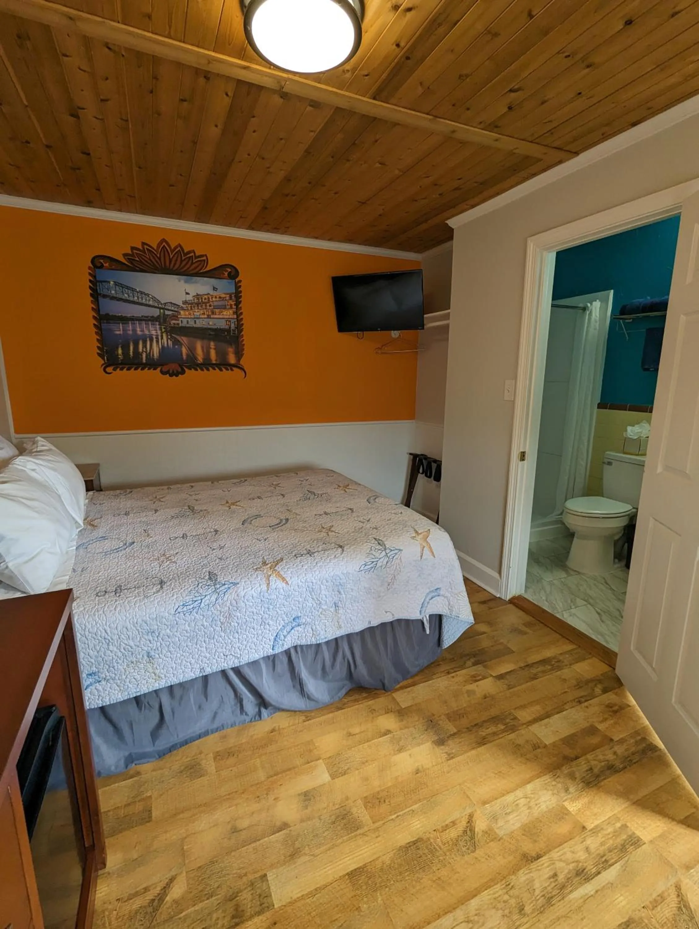 Bed in Riverboat Inn & Suites