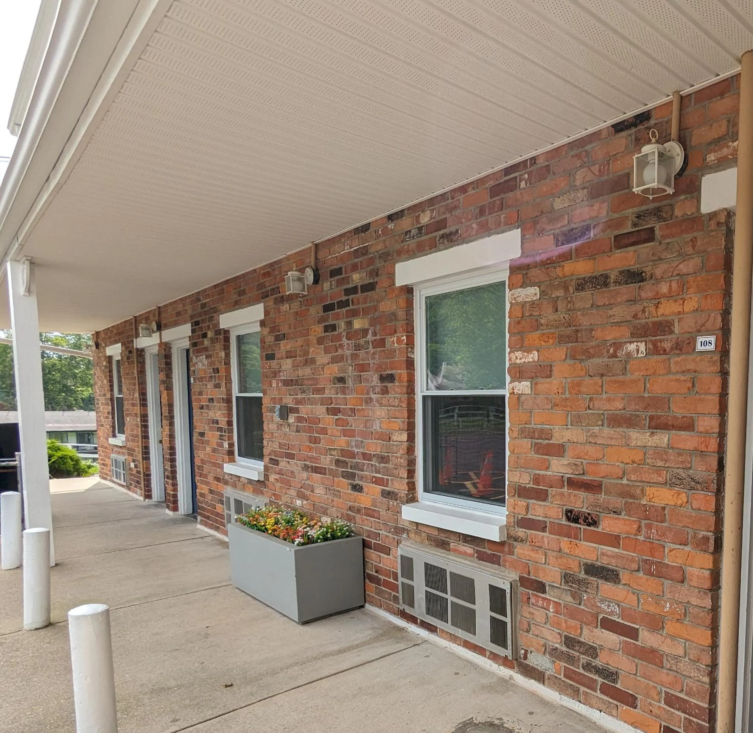 Property building in Riverboat Inn & Suites