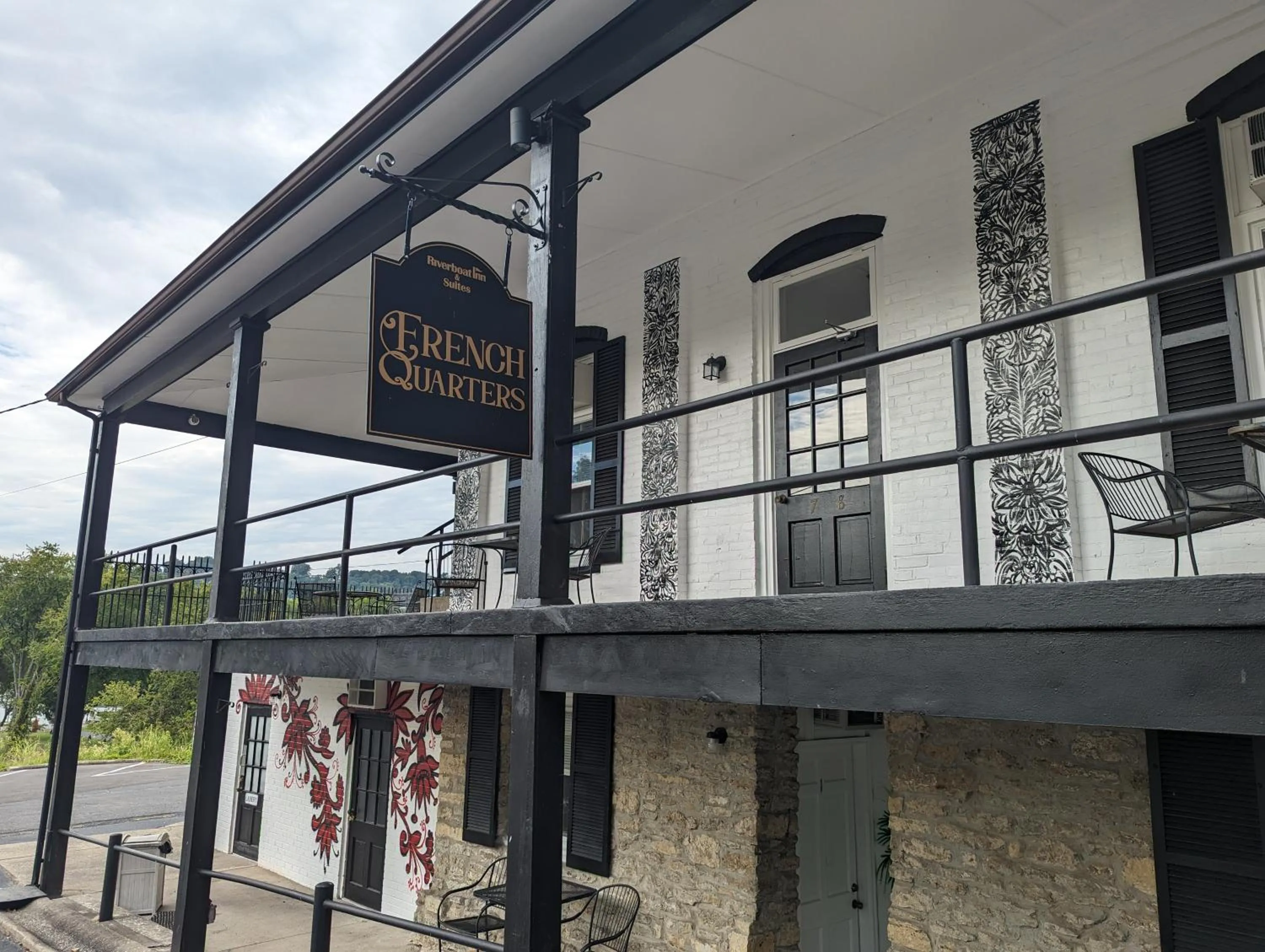 Riverboat Inn & Suites