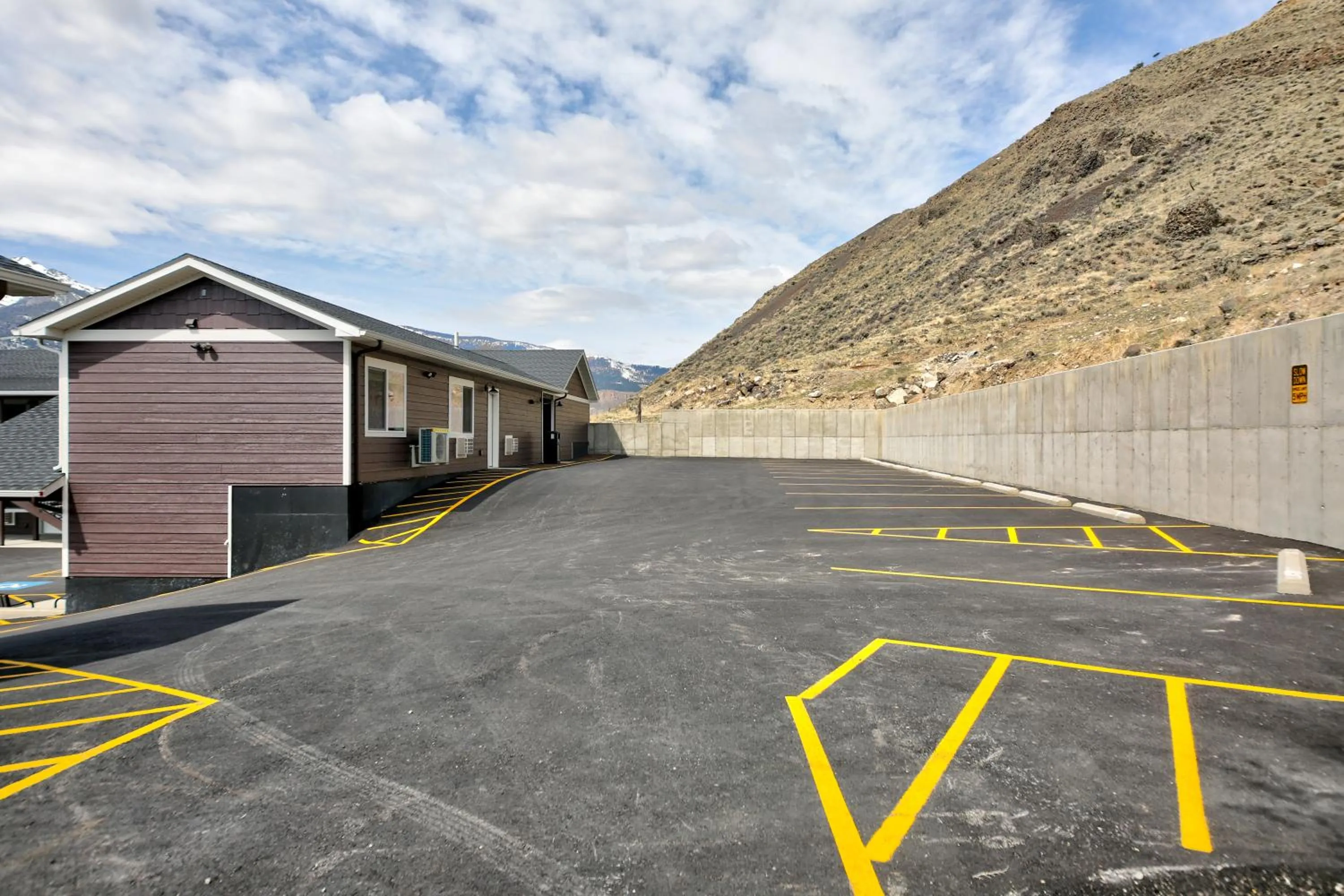 Mountain view in Roosevelt Hotel - Yellowstone