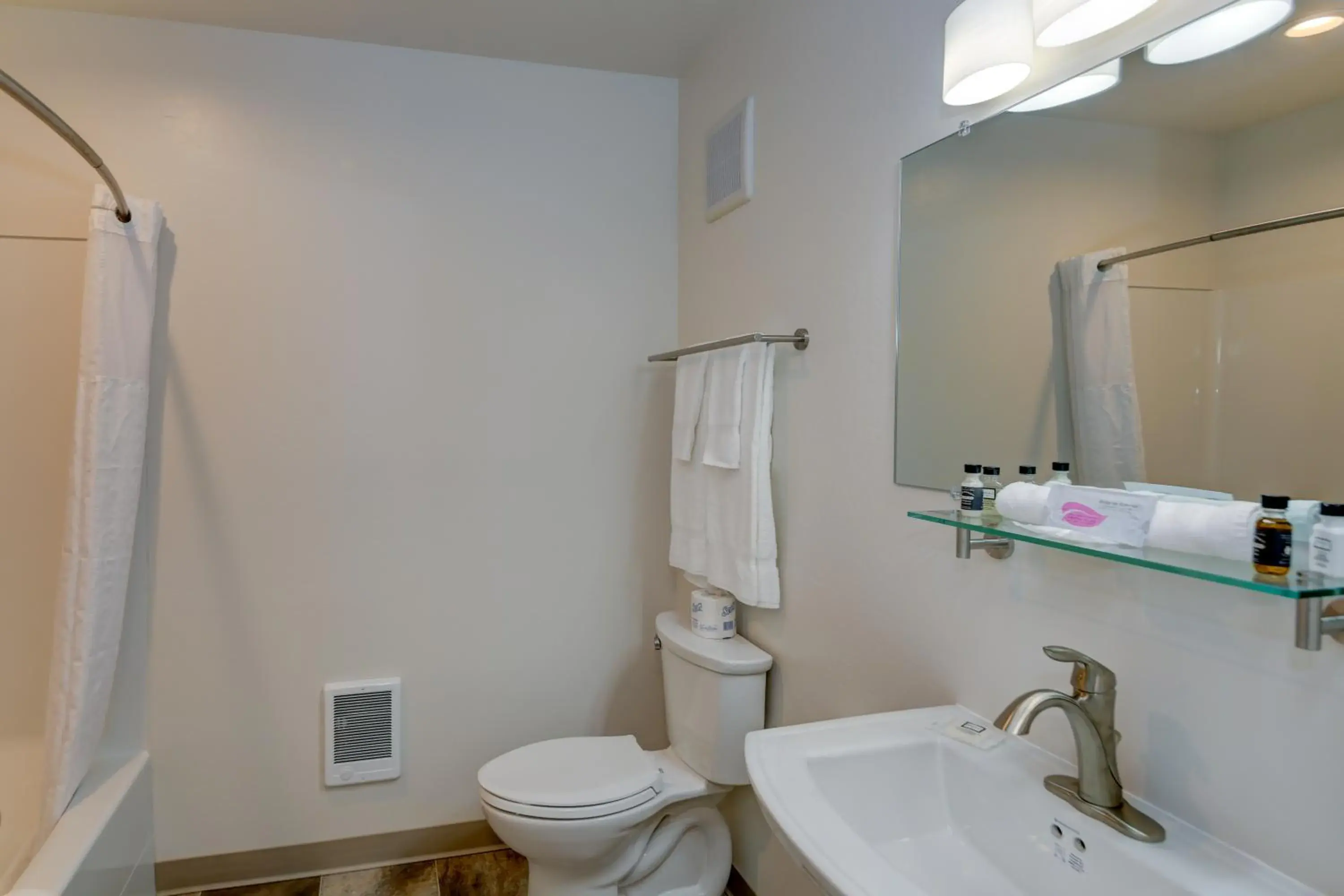 Deluxe King Room in Roosevelt Hotel & Cabins - Yellowstone Deluxe King Room in Roosevelt Hotel & Cabins - Yellowstone