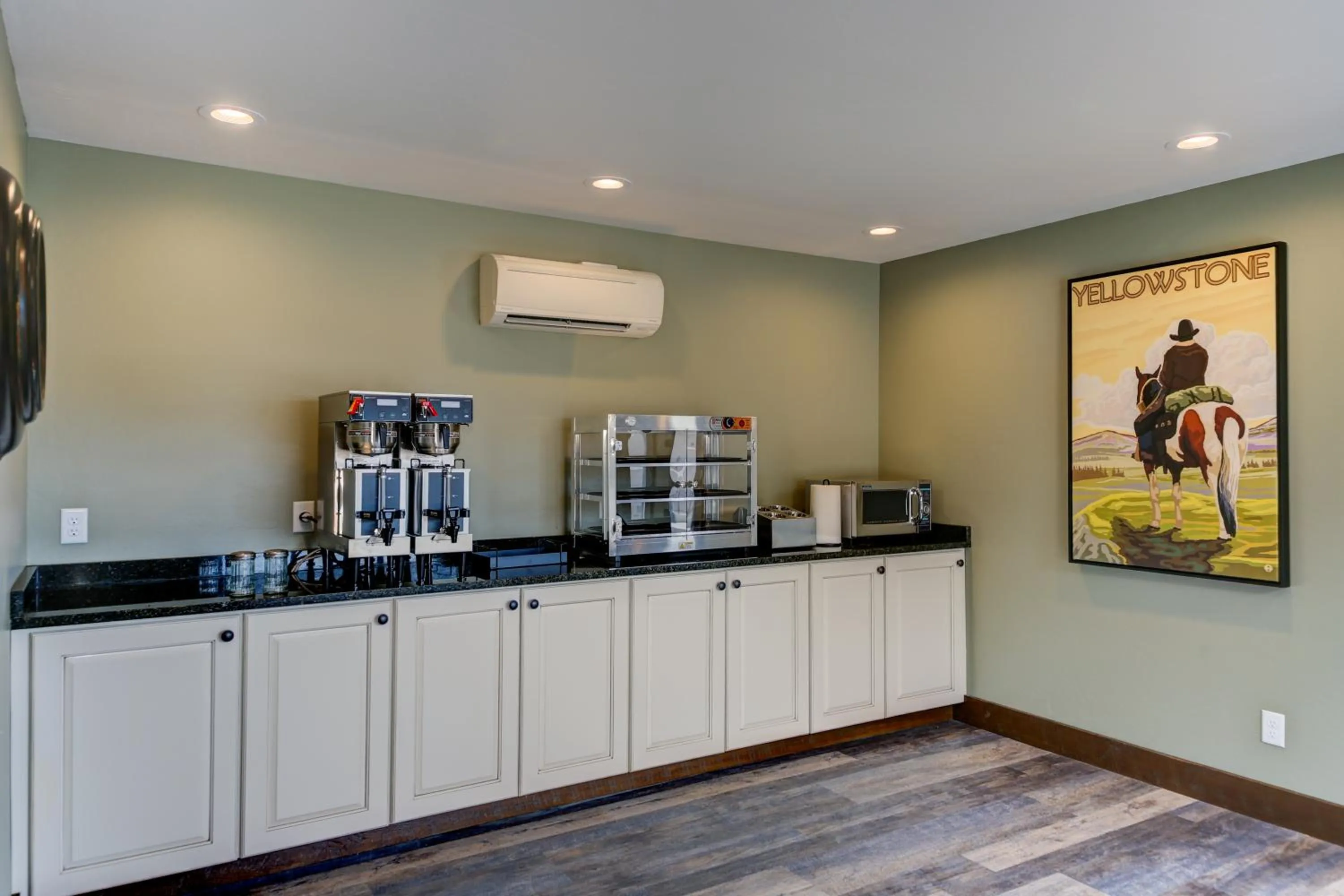 Coffee/tea facilities in Roosevelt Hotel - Yellowstone