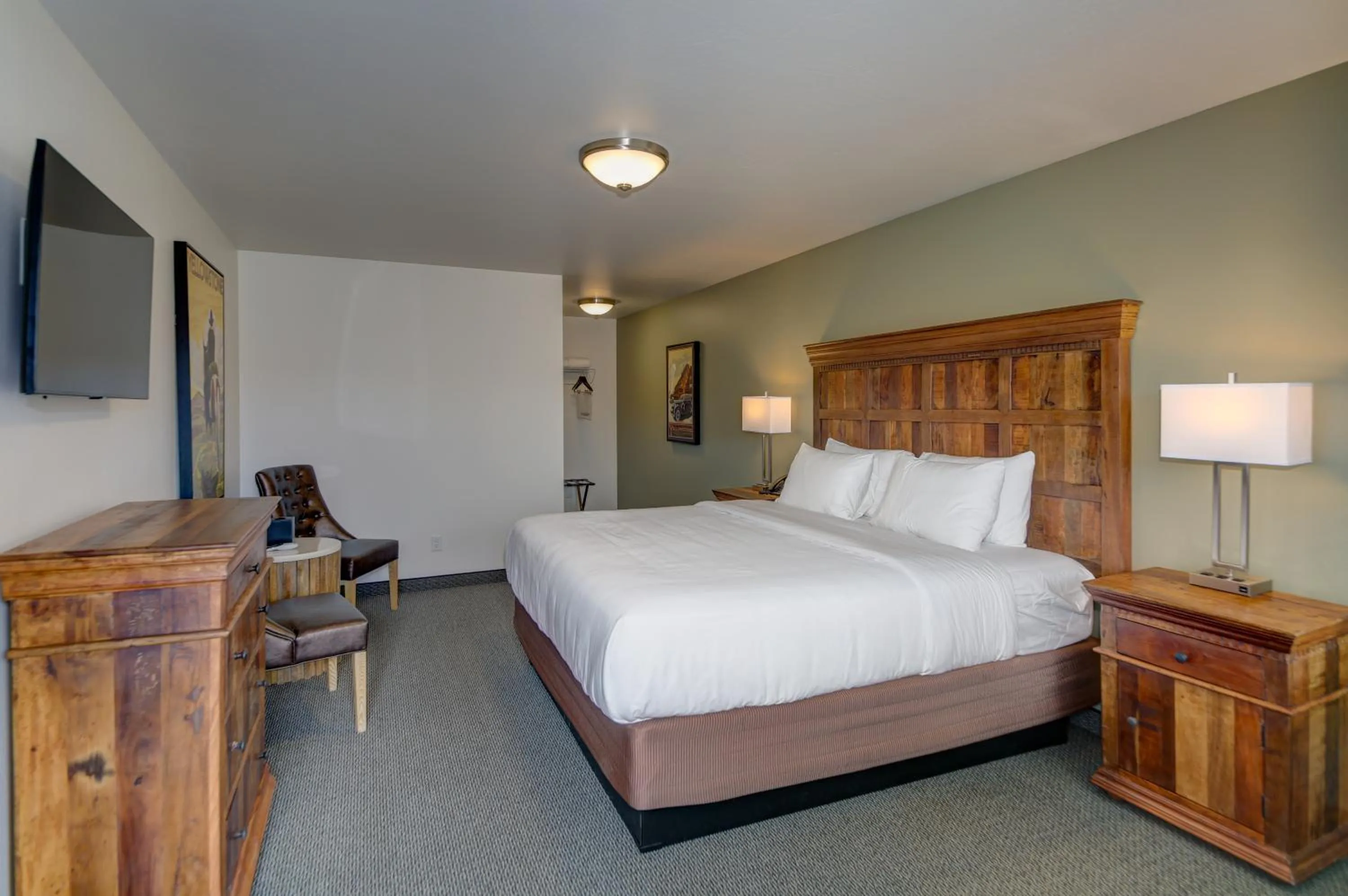 Bed in Roosevelt Hotel - Yellowstone