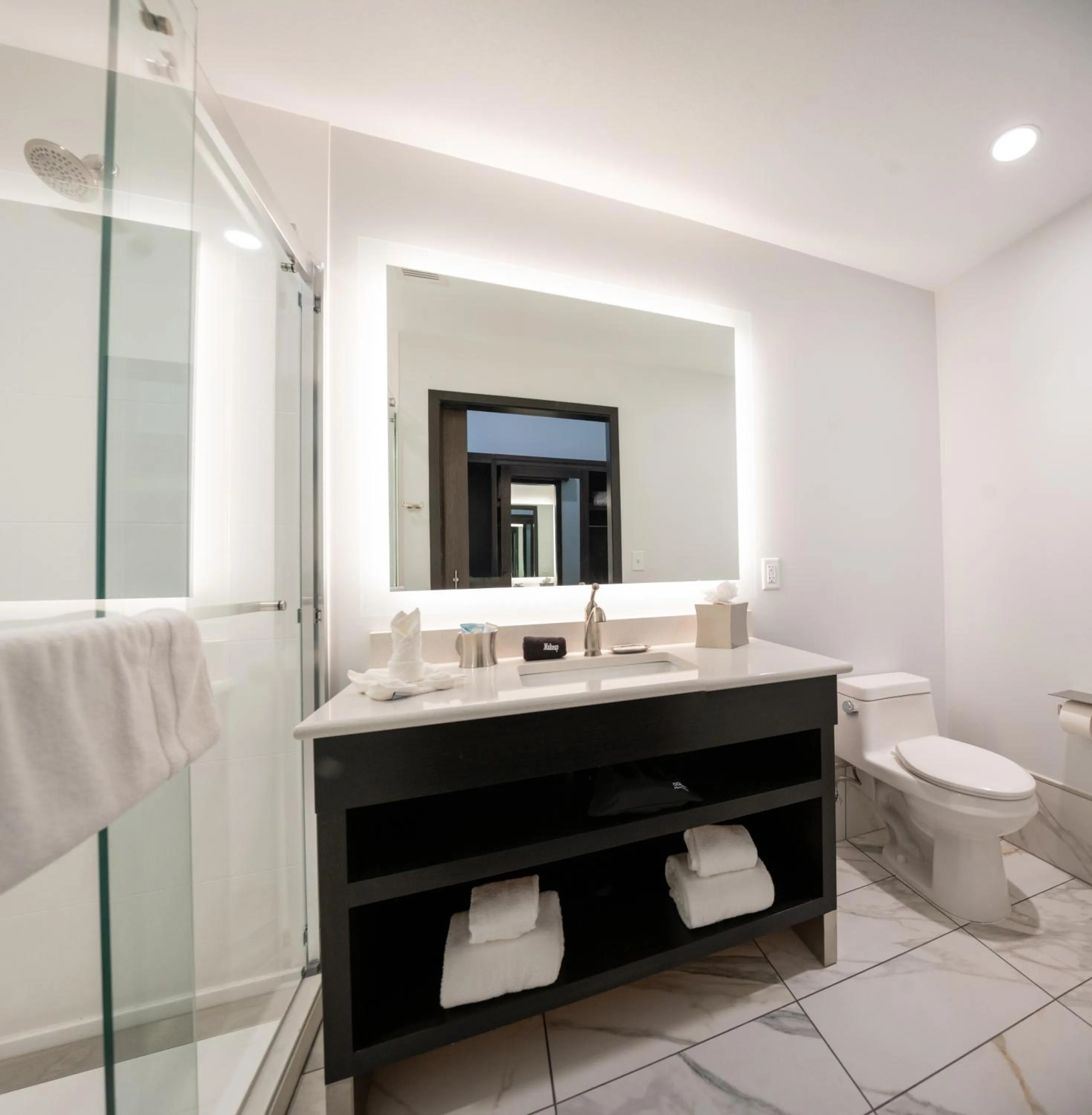 Shower in Walker's Bluff Casino Resort