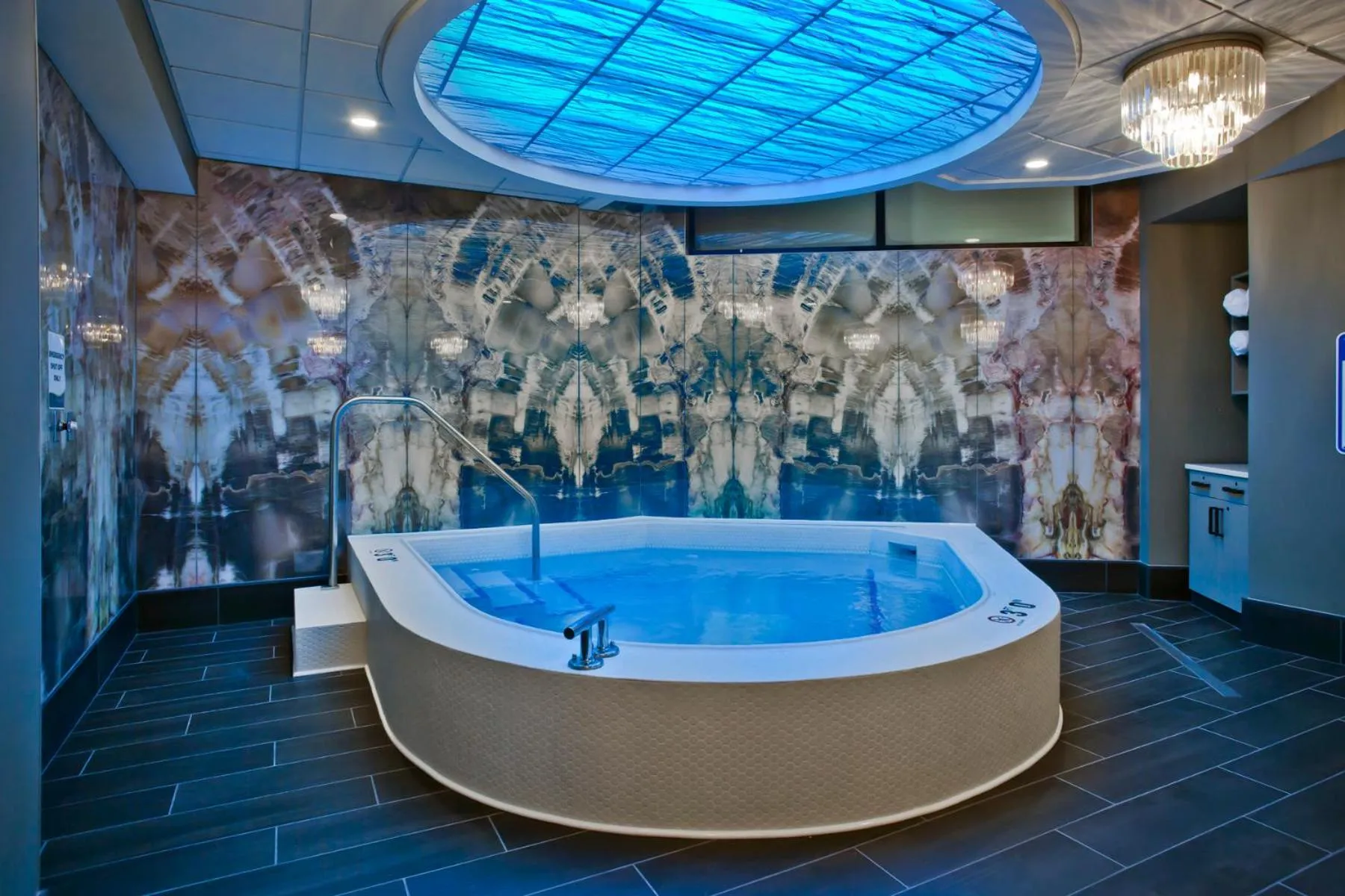 Hot Tub in Walker's Bluff Casino Resort