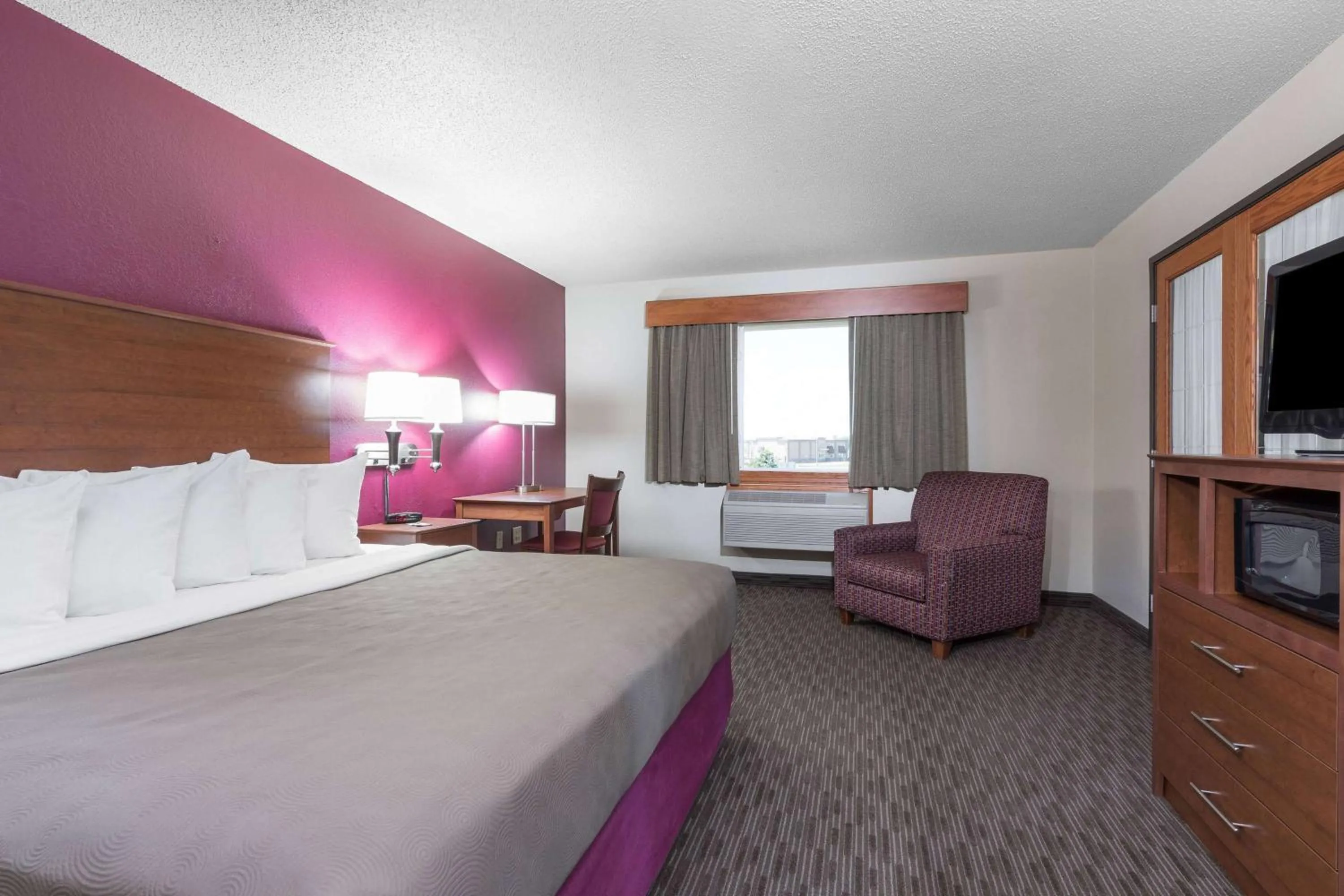 Bedroom, Bed in AmericInn by Wyndham Baldwin