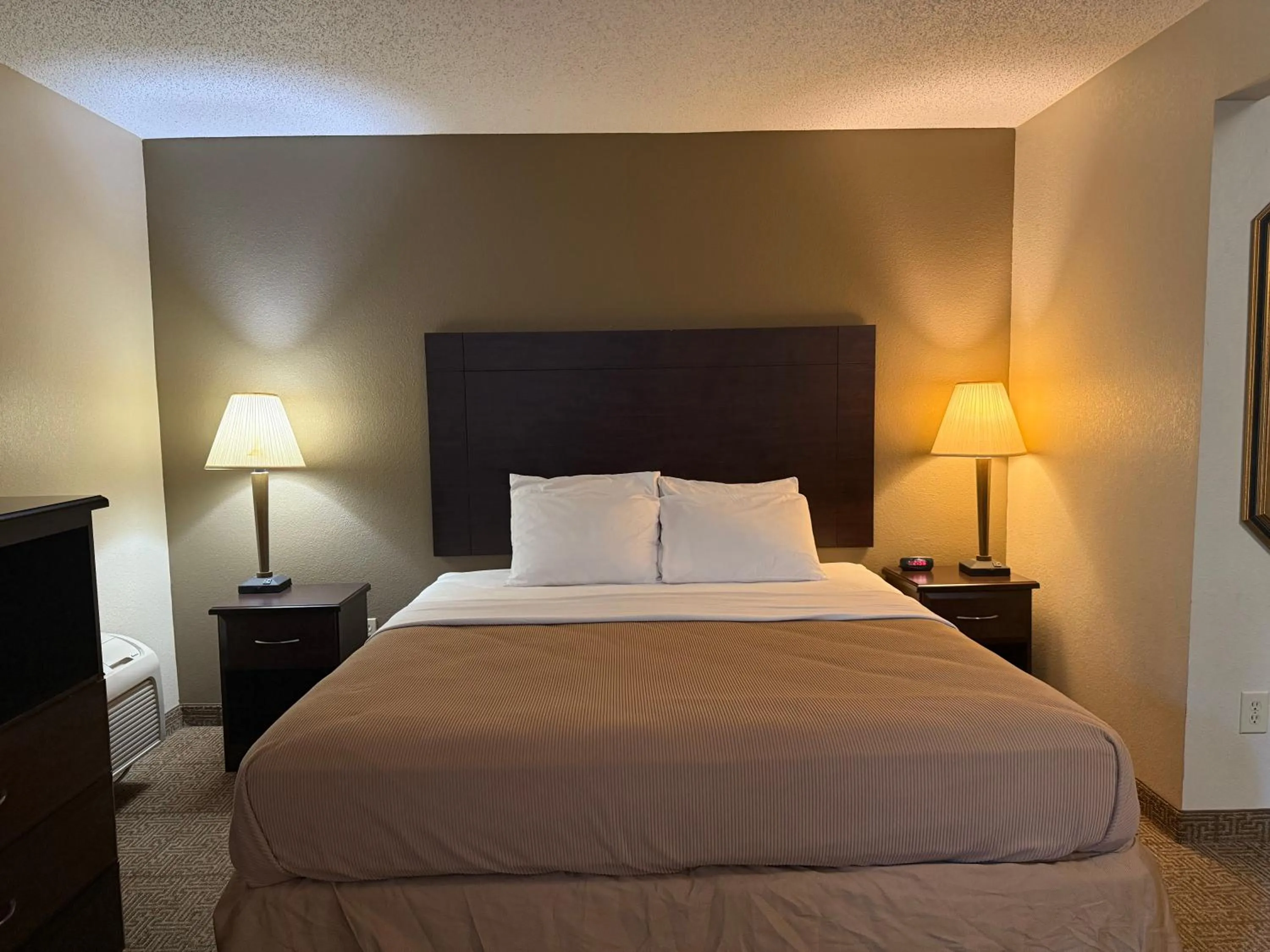 Bed in Clinton Inn & Suites