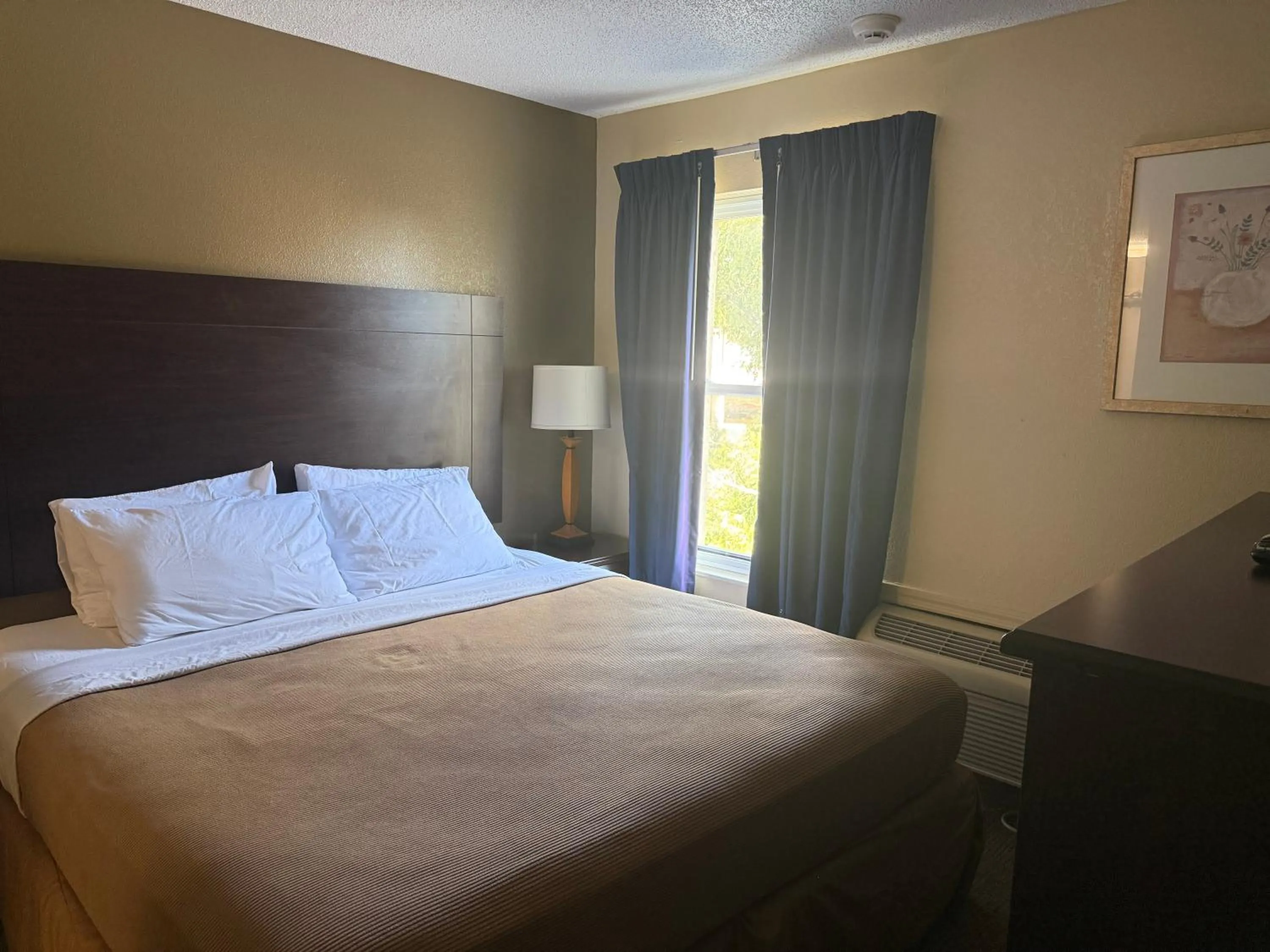 Bed in Clinton Inn & Suites