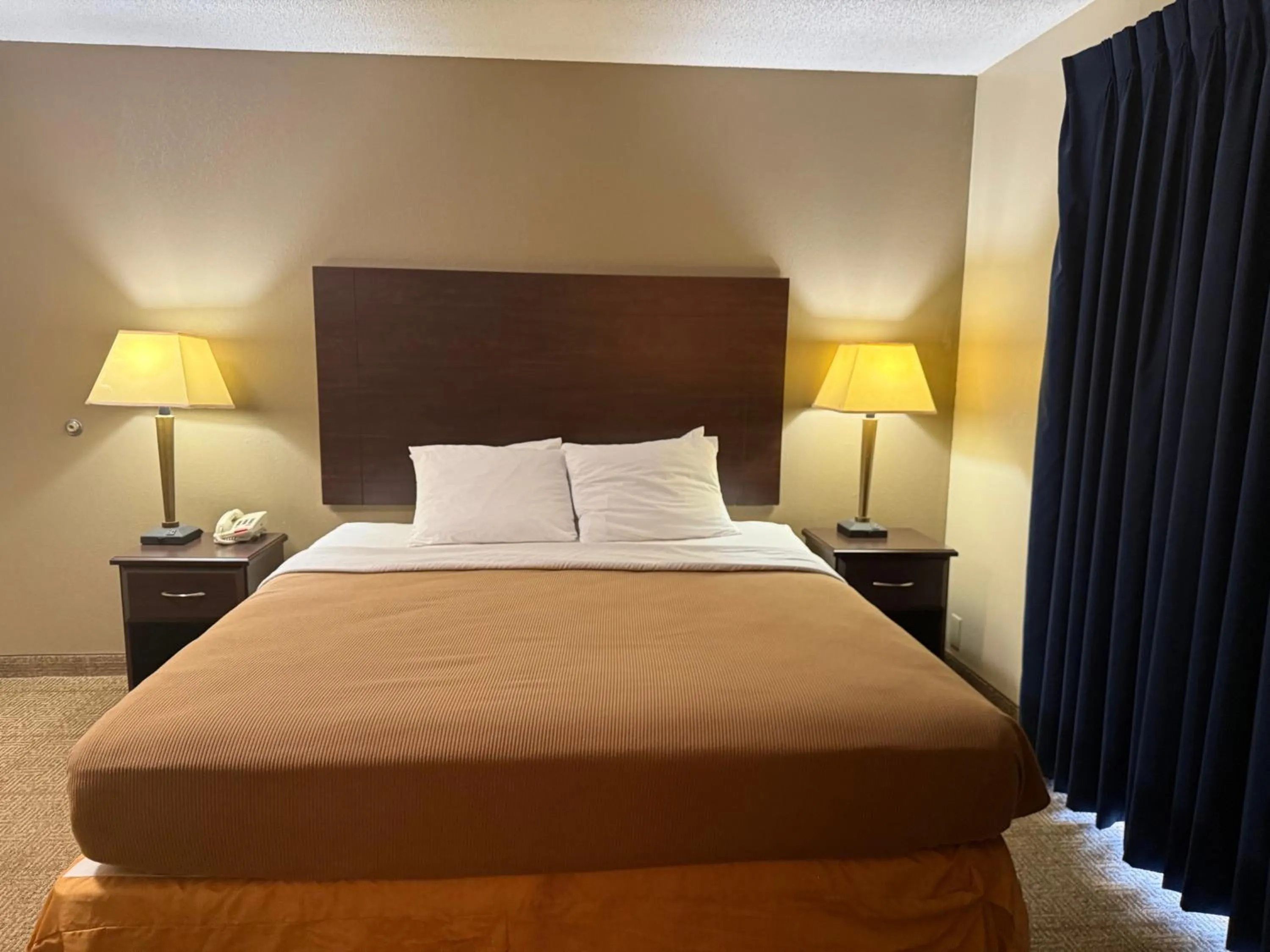 Bed in Clinton Inn & Suites