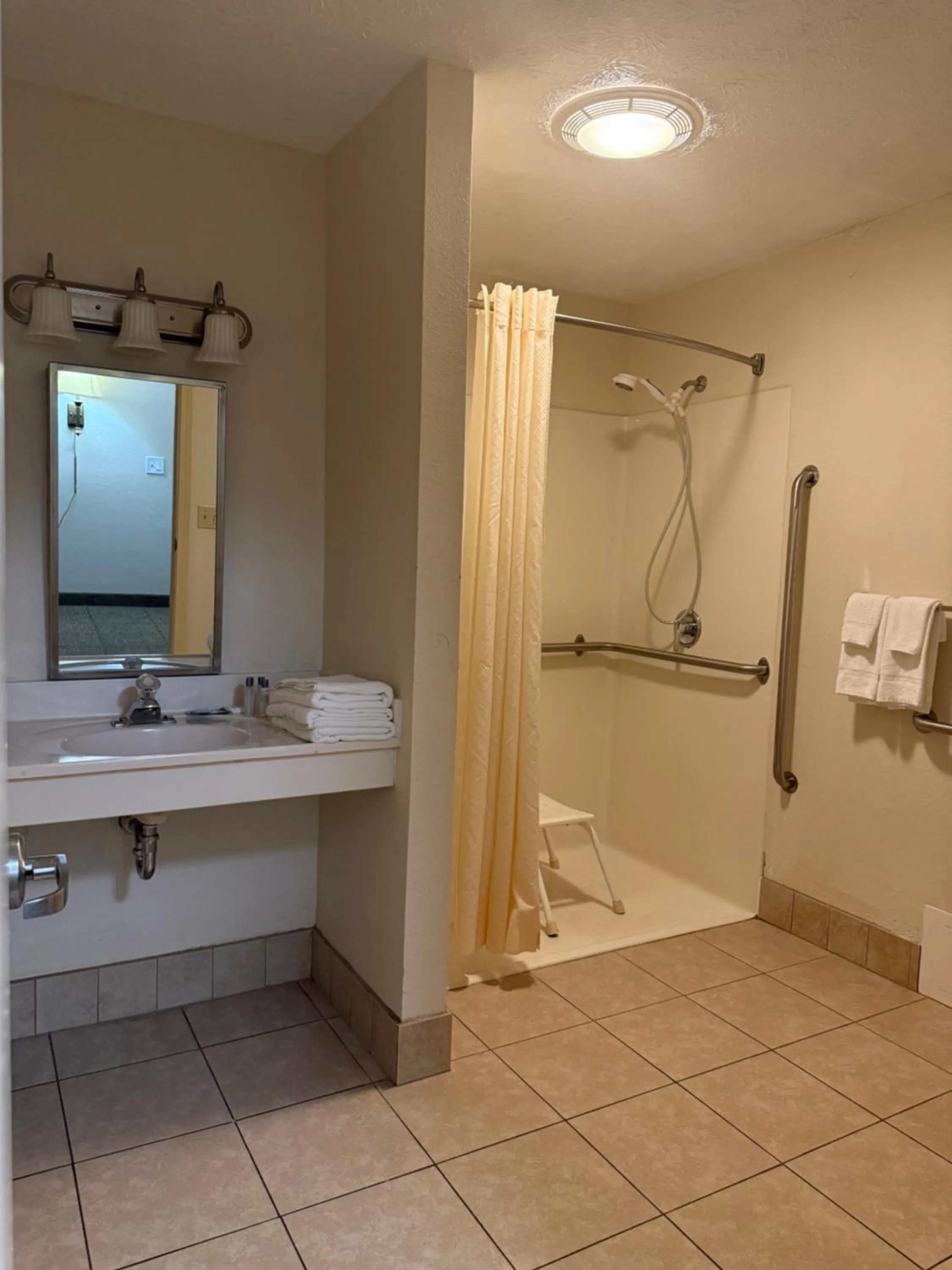 Clinton Inn & Suites