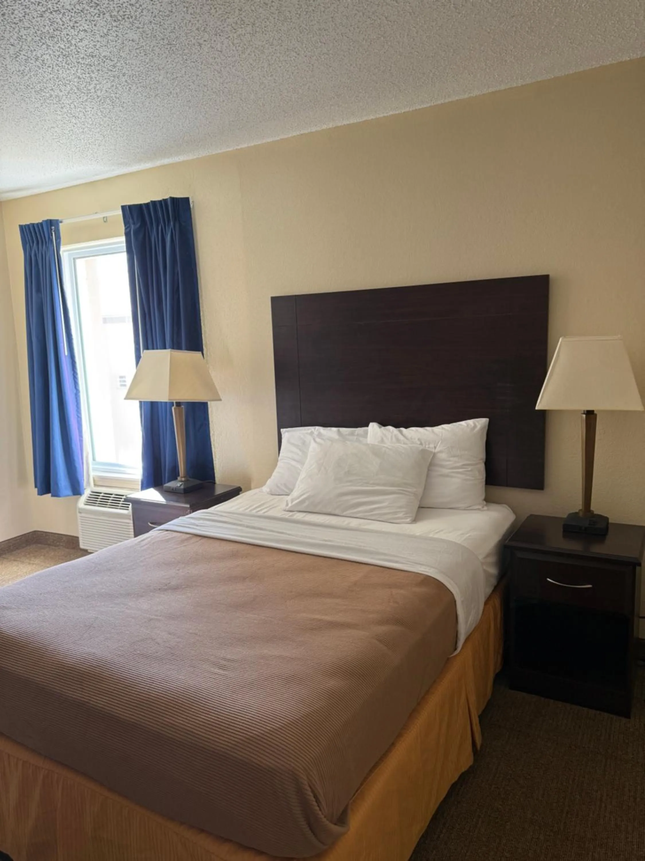 Bed in Clinton Inn & Suites