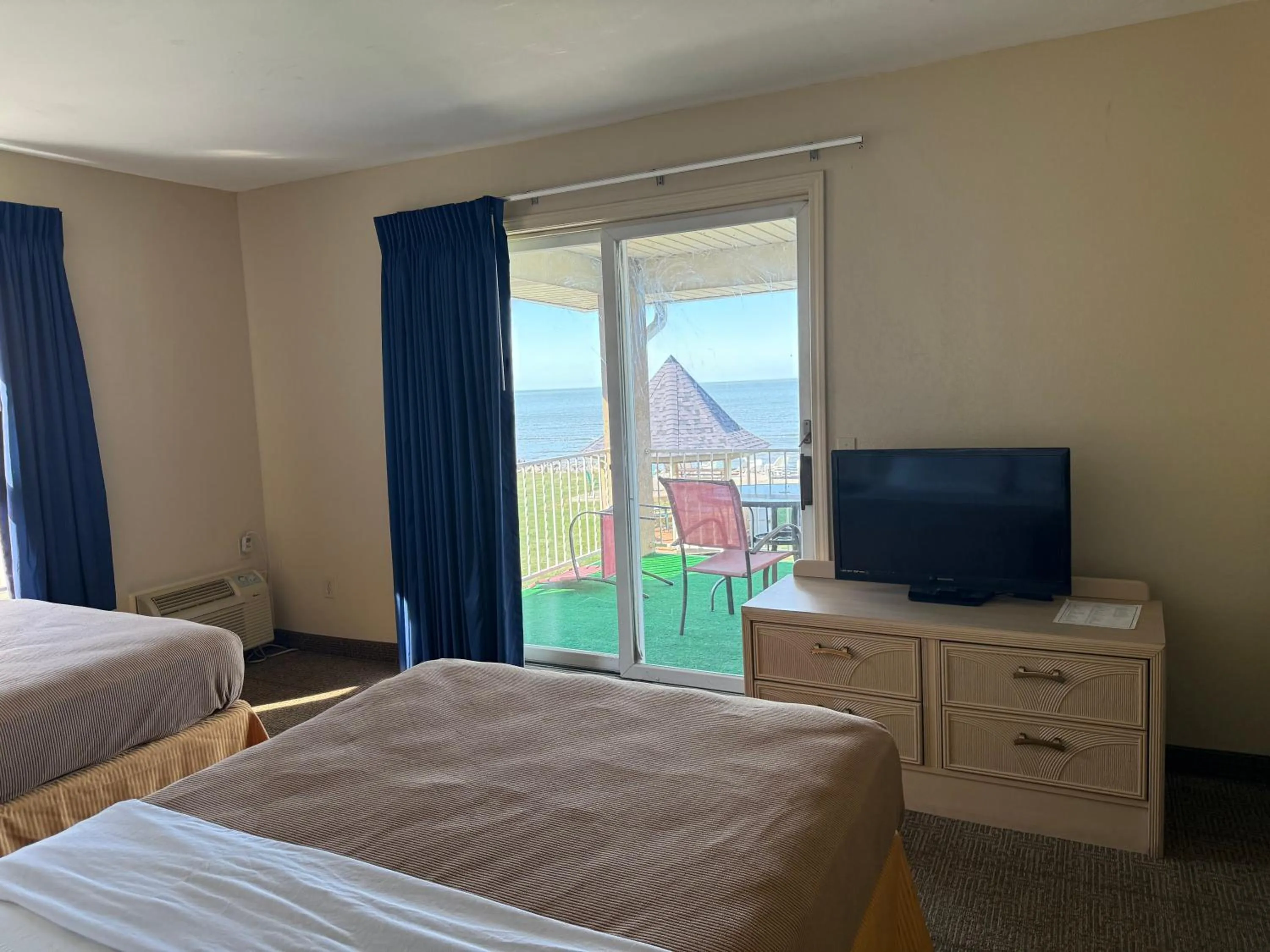 Bed in Clinton Inn & Suites