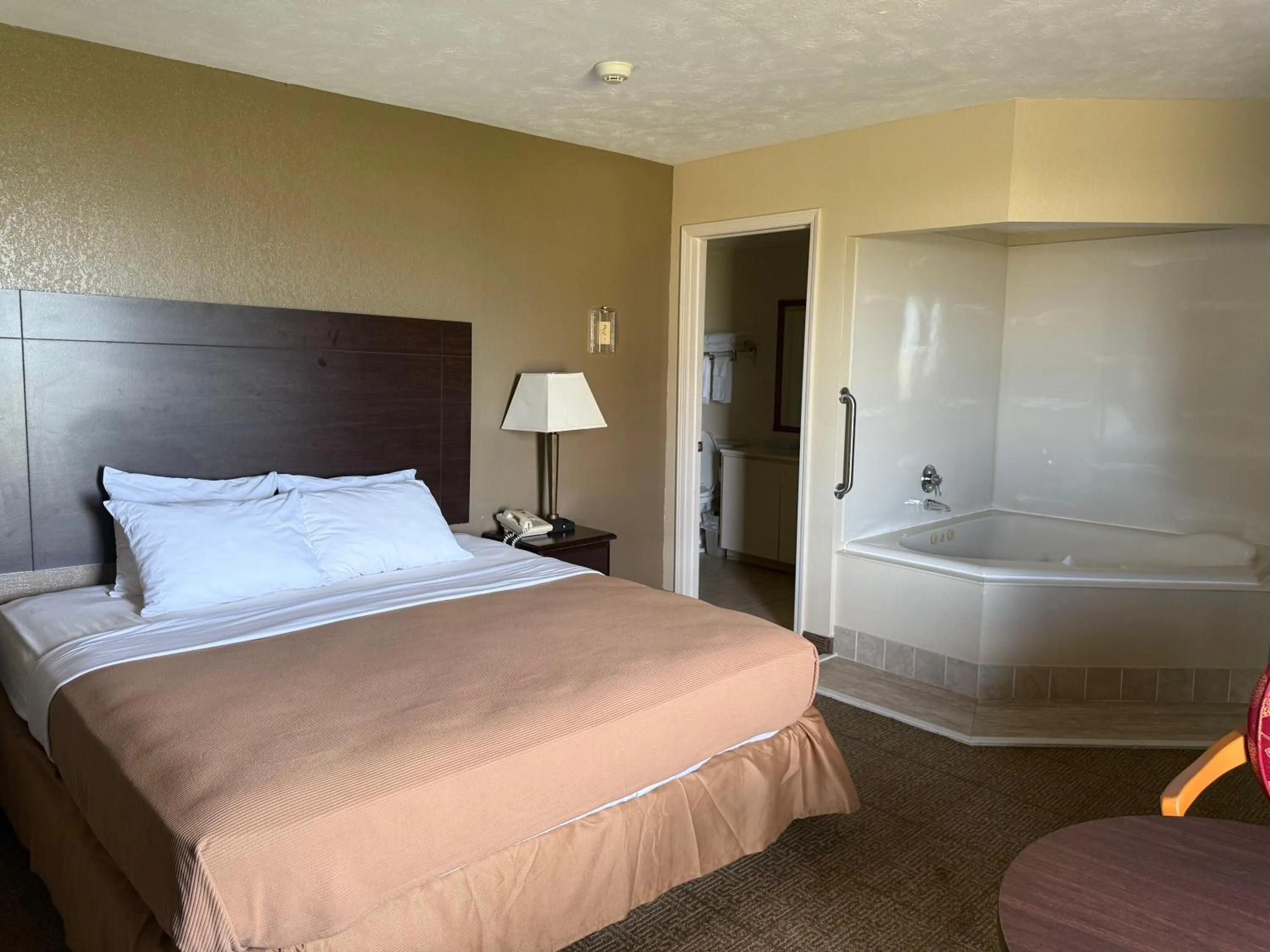 Bed in Clinton Inn & Suites