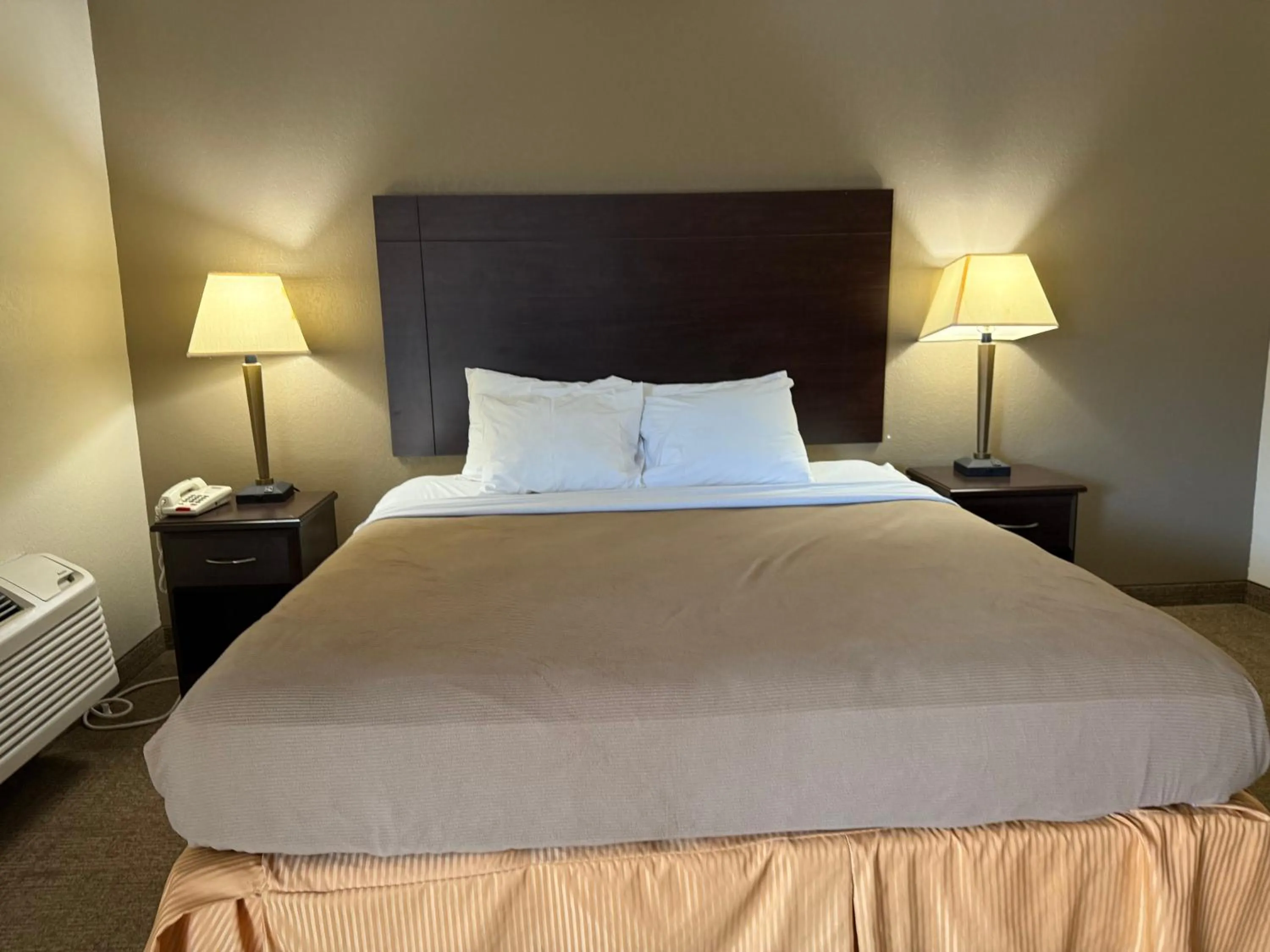 Bed in Clinton Inn & Suites