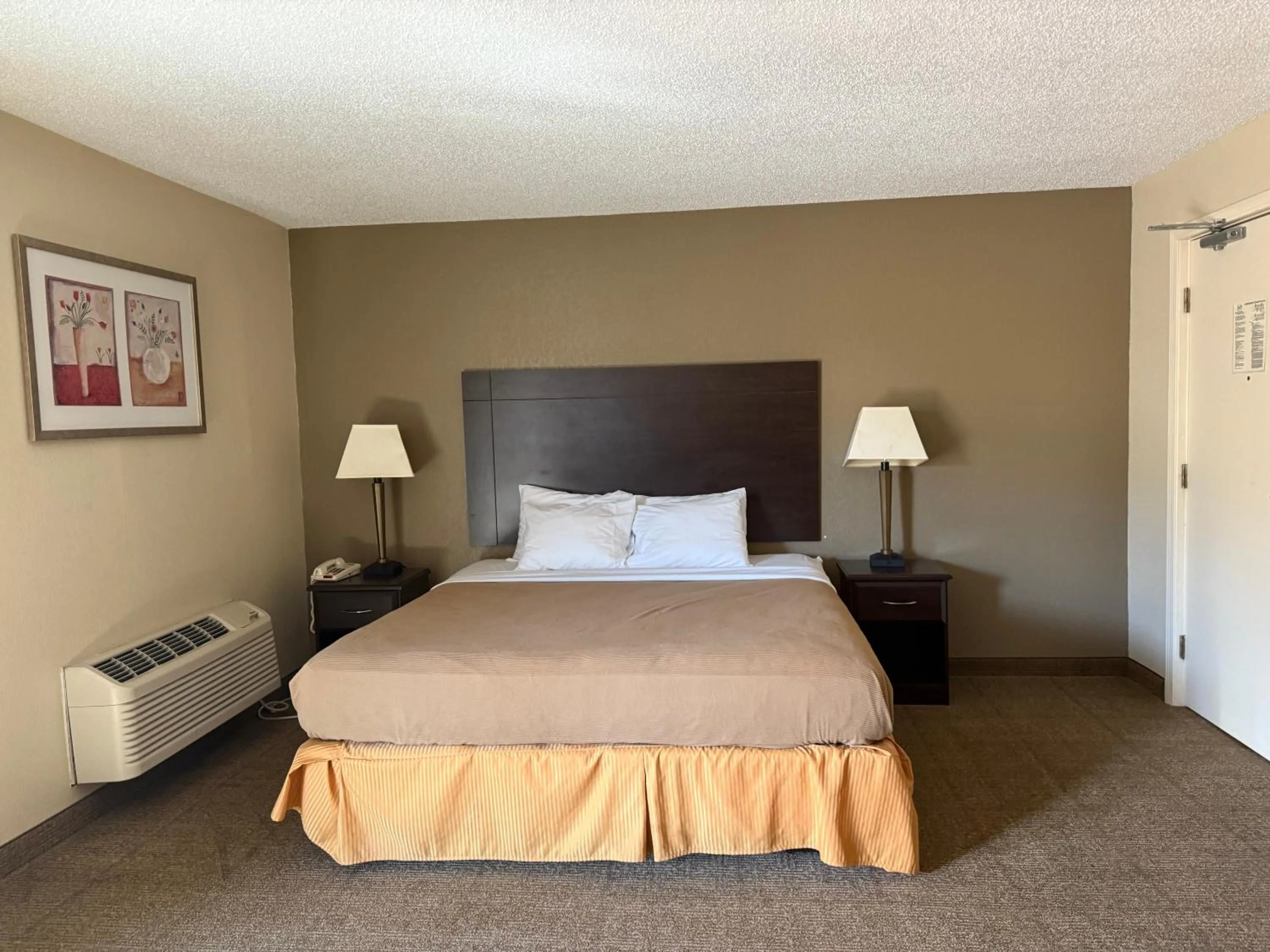 Bed in Clinton Inn & Suites