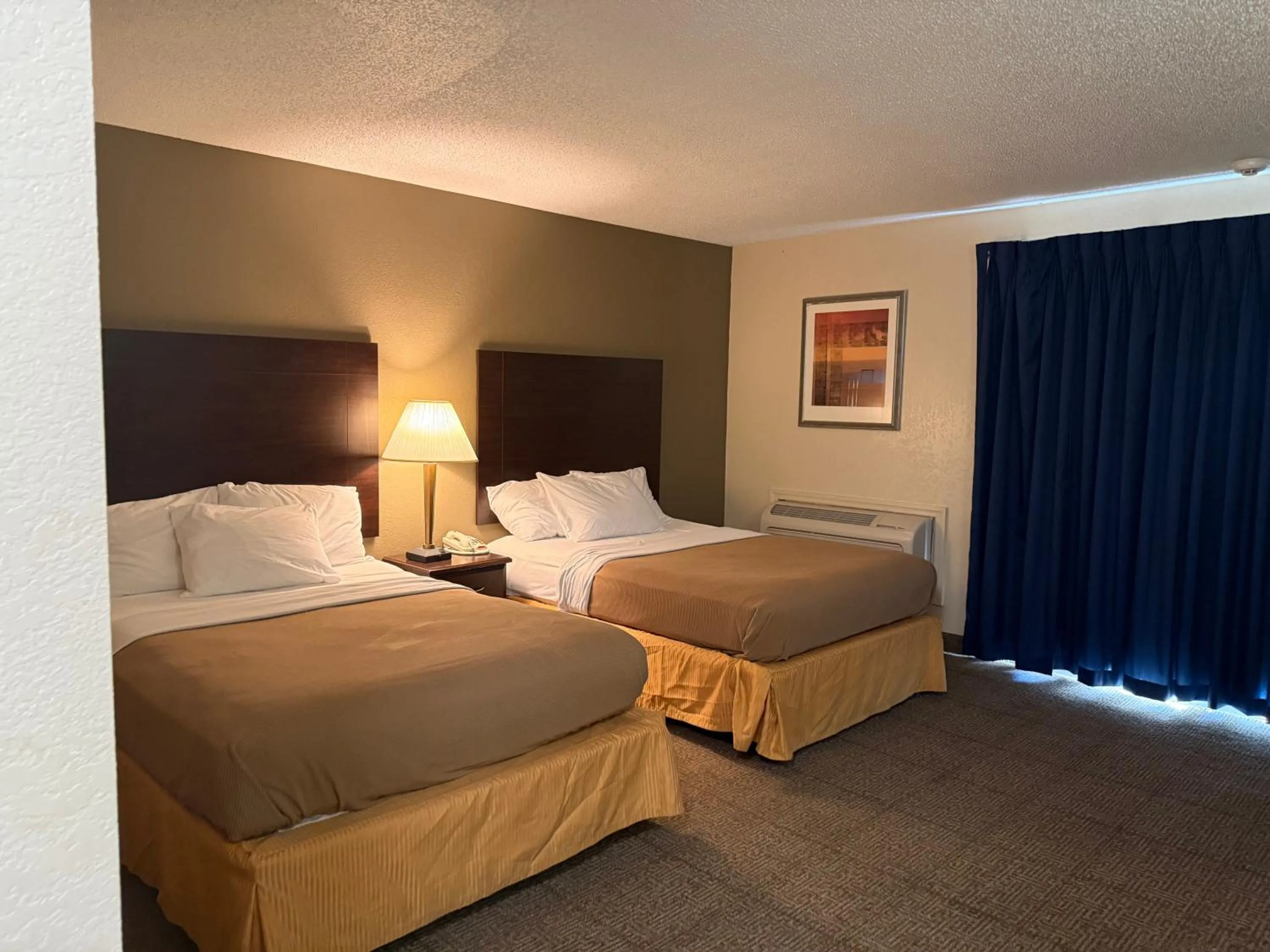 Bed in Clinton Inn & Suites