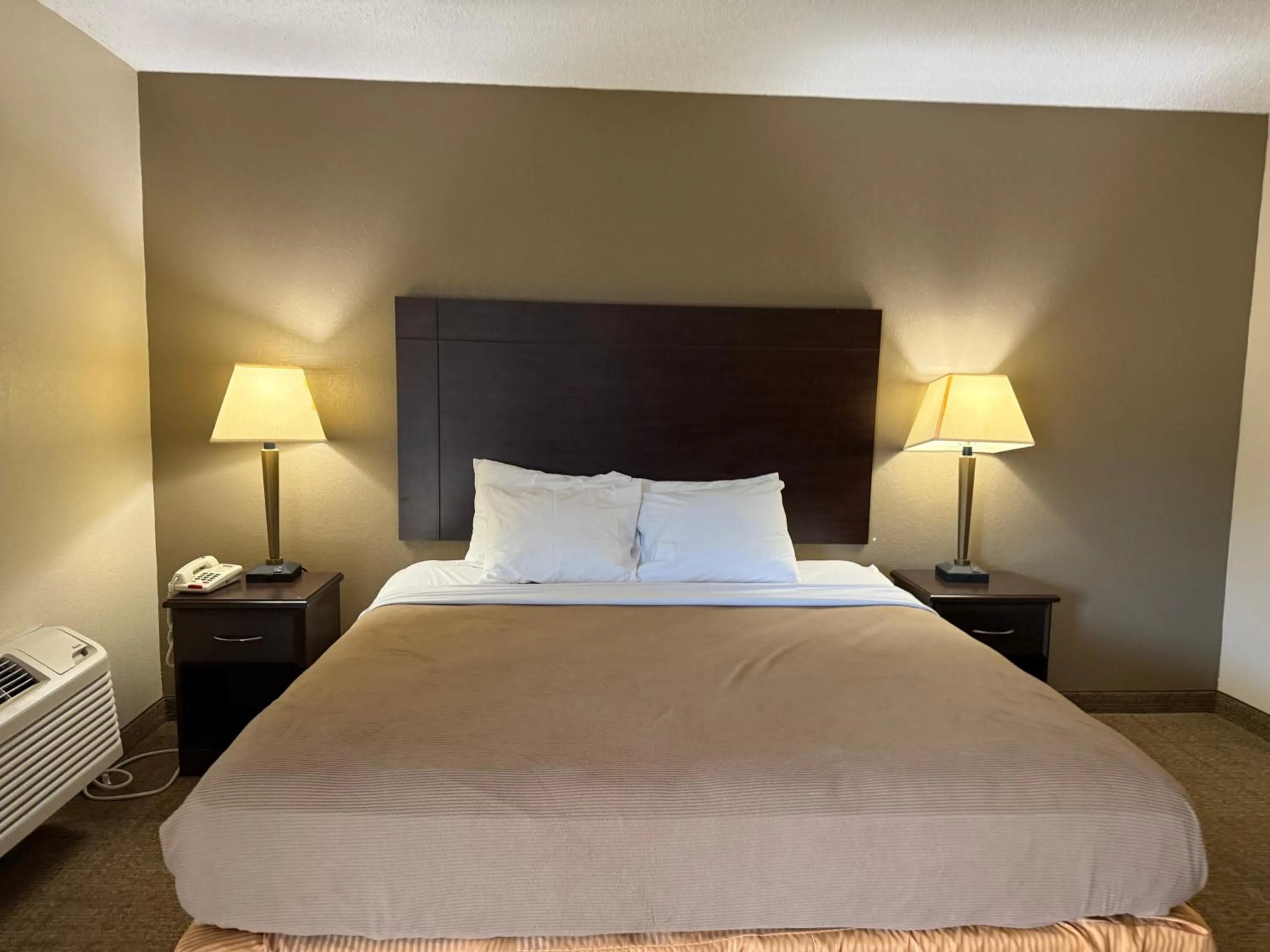 Bed in Clinton Inn & Suites