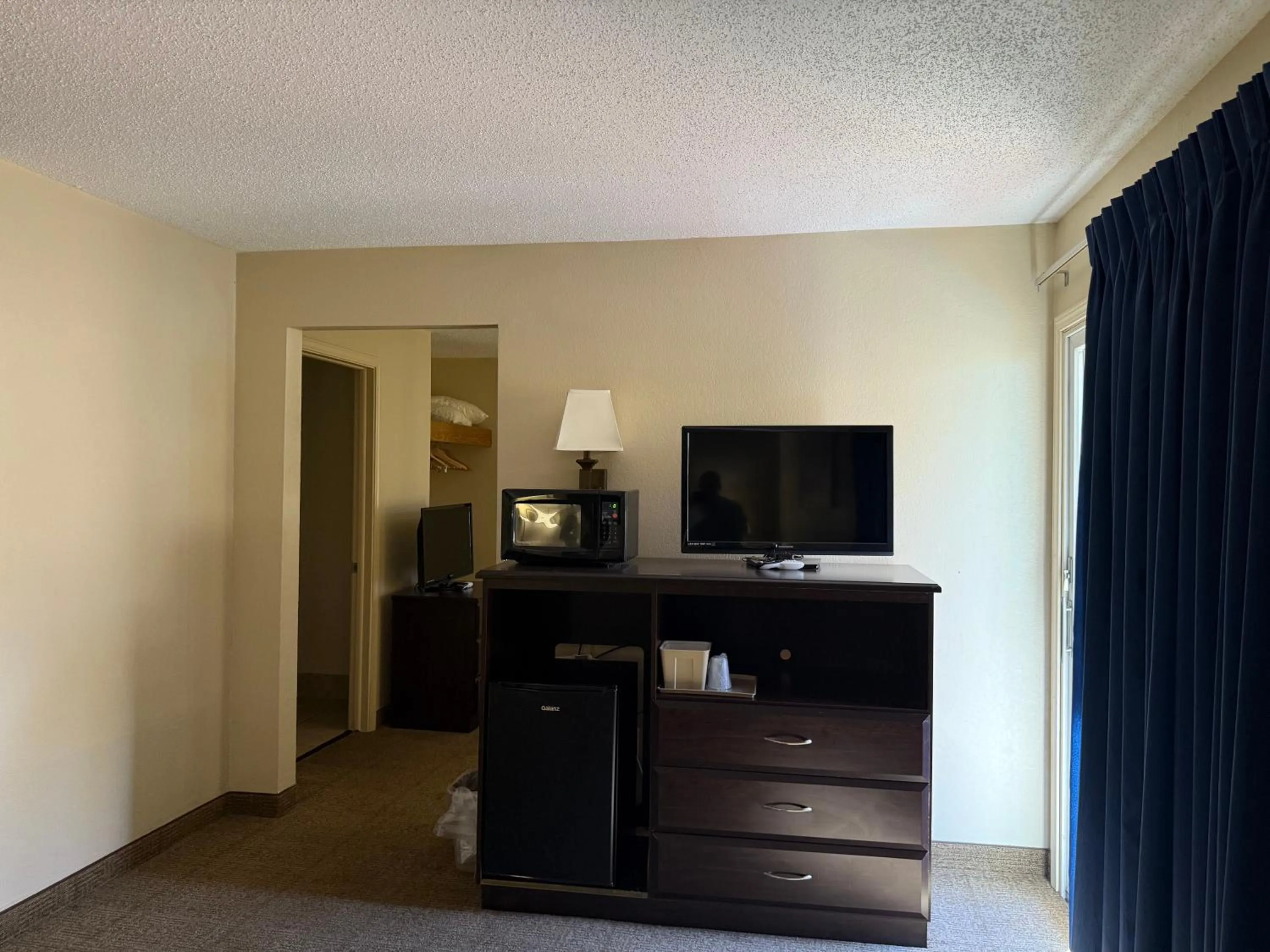 Clinton Inn & Suites