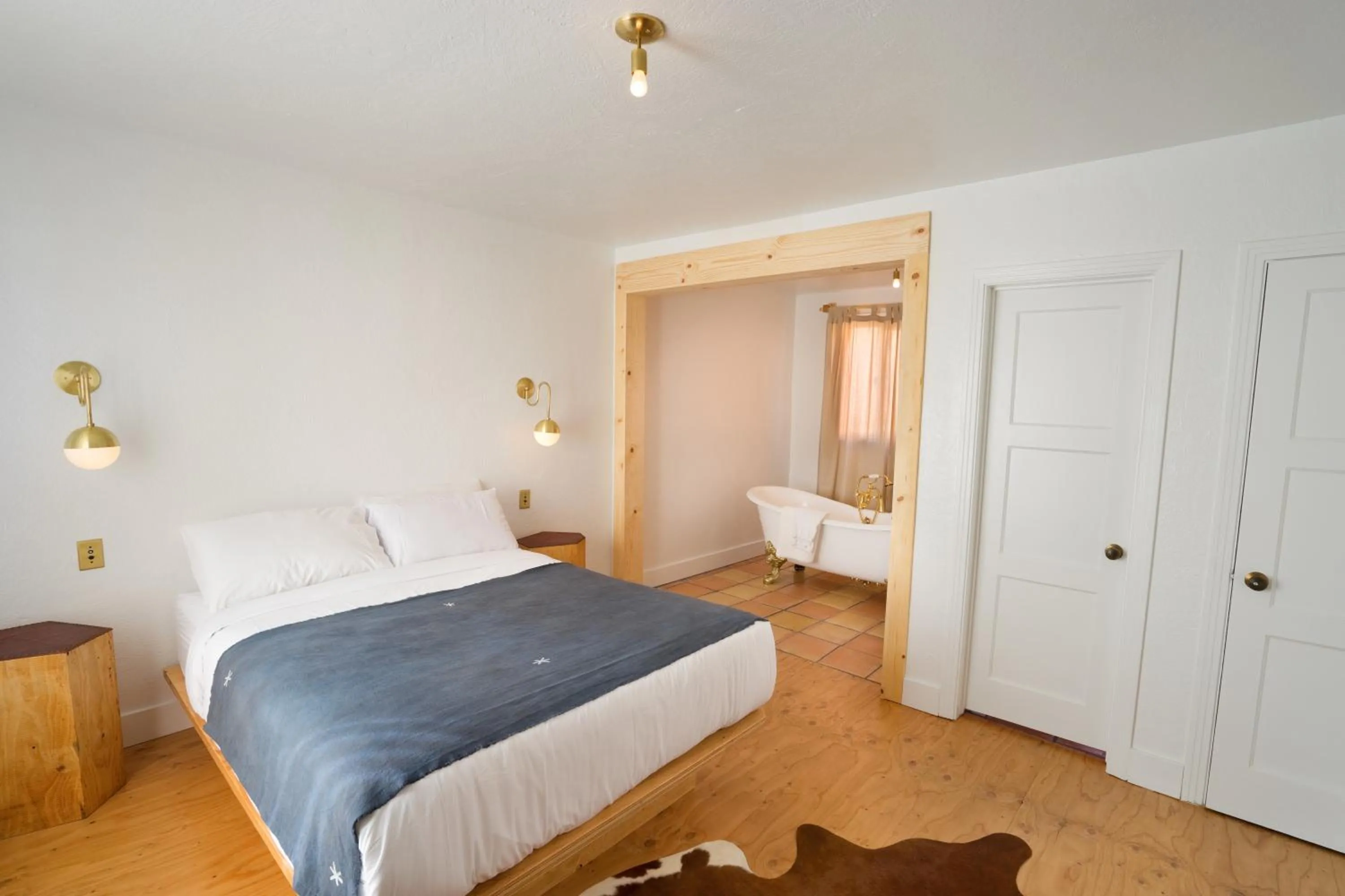 Photo of the whole room, Bed in Alamo Motel