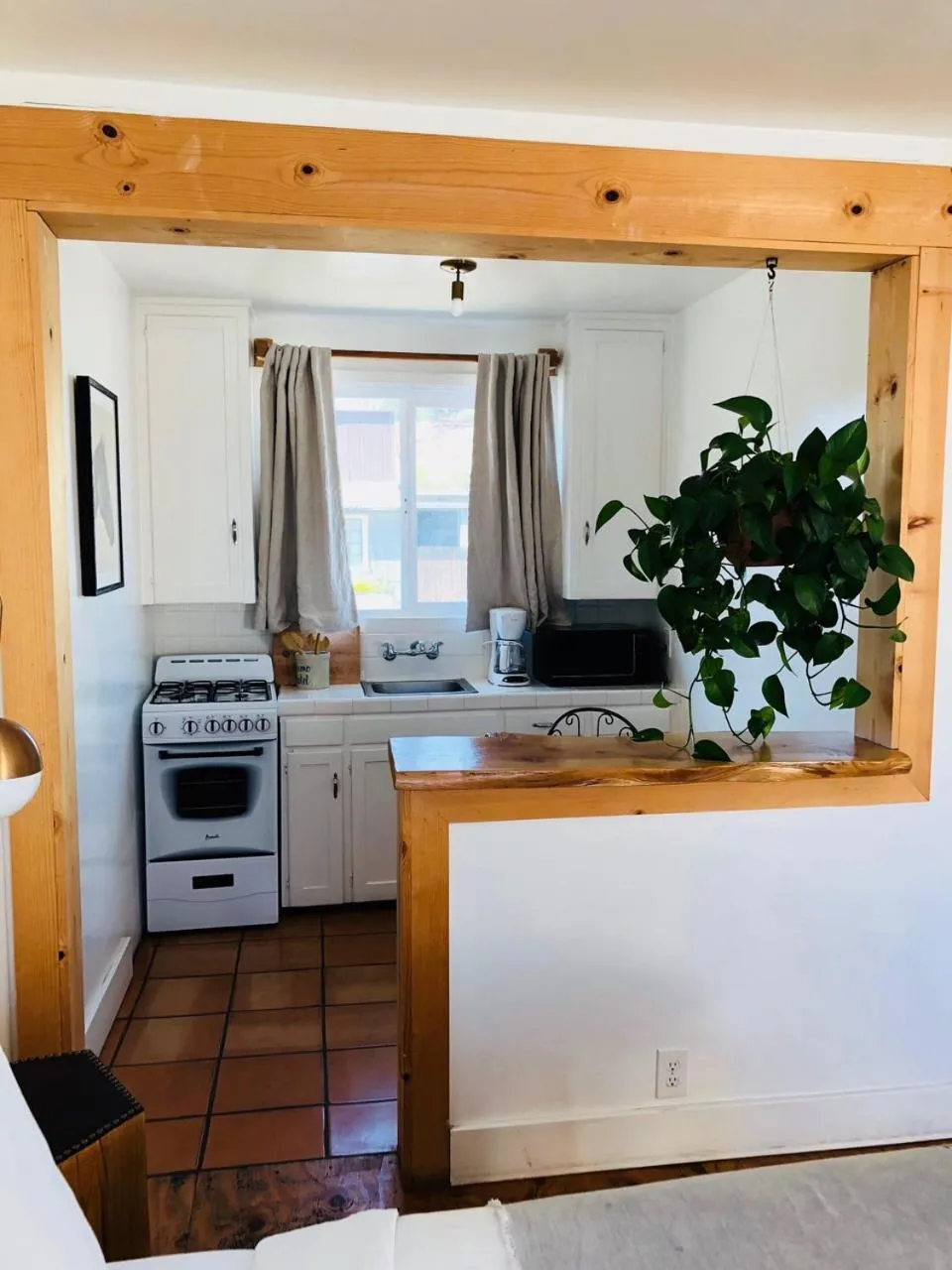 Kitchen or kitchenette in Alamo Motel