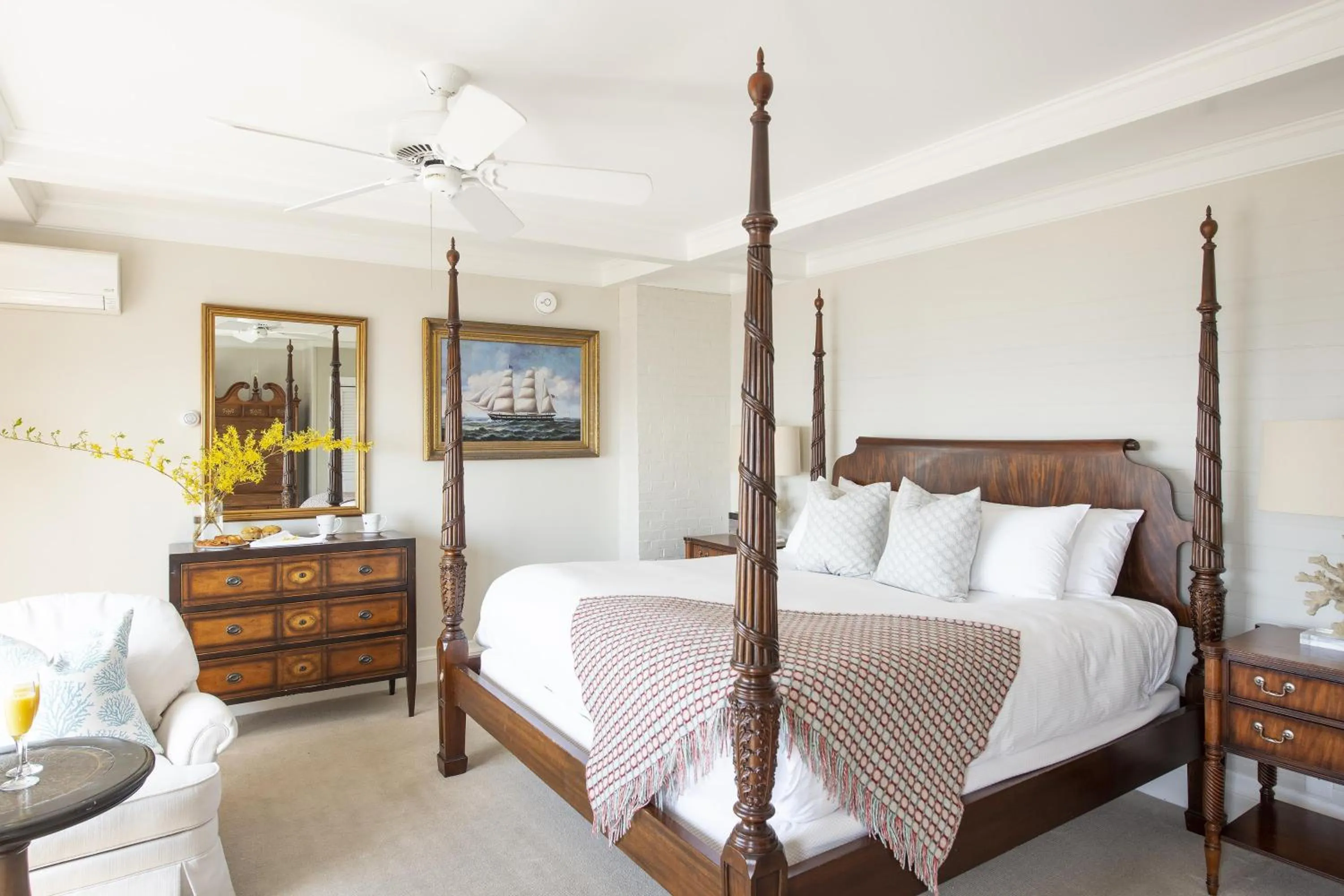 Photo of the whole room, Bed in Cape Arundel Inn and Resort