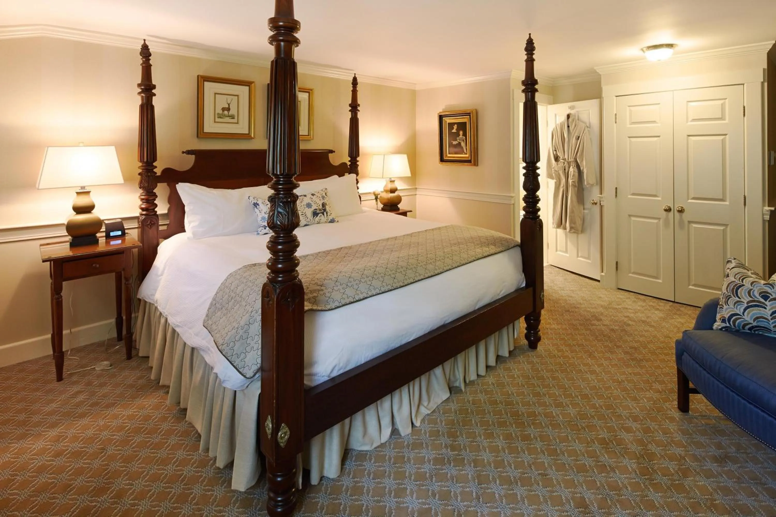 Photo of the whole room, Bed in Cape Arundel Inn and Resort