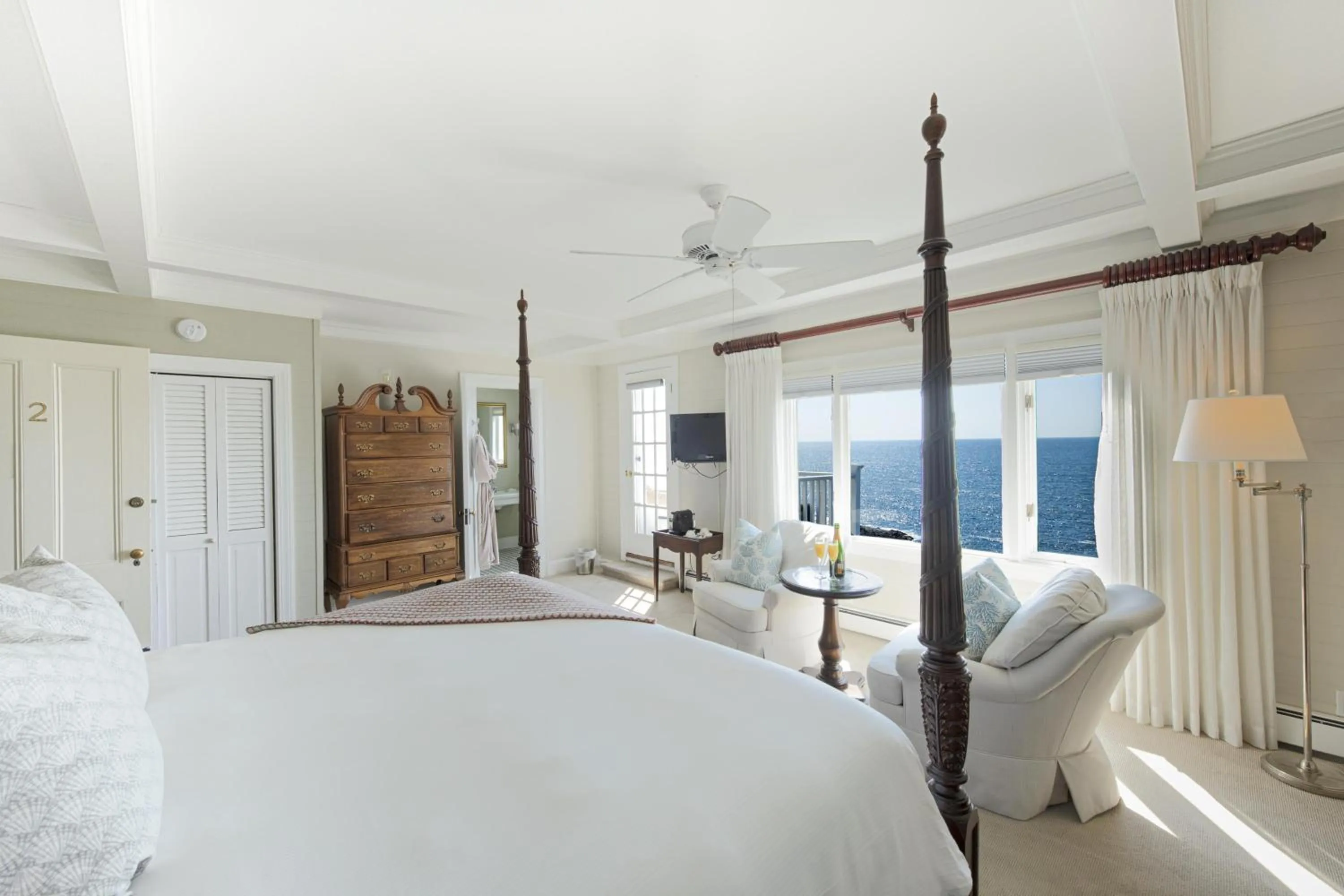 Photo of the whole room, Bed in Cape Arundel Inn and Resort