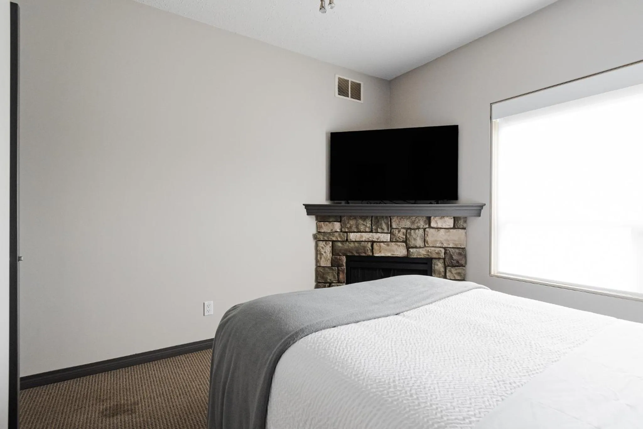Bedroom, Bed in Premier Residence - Fort McMurray