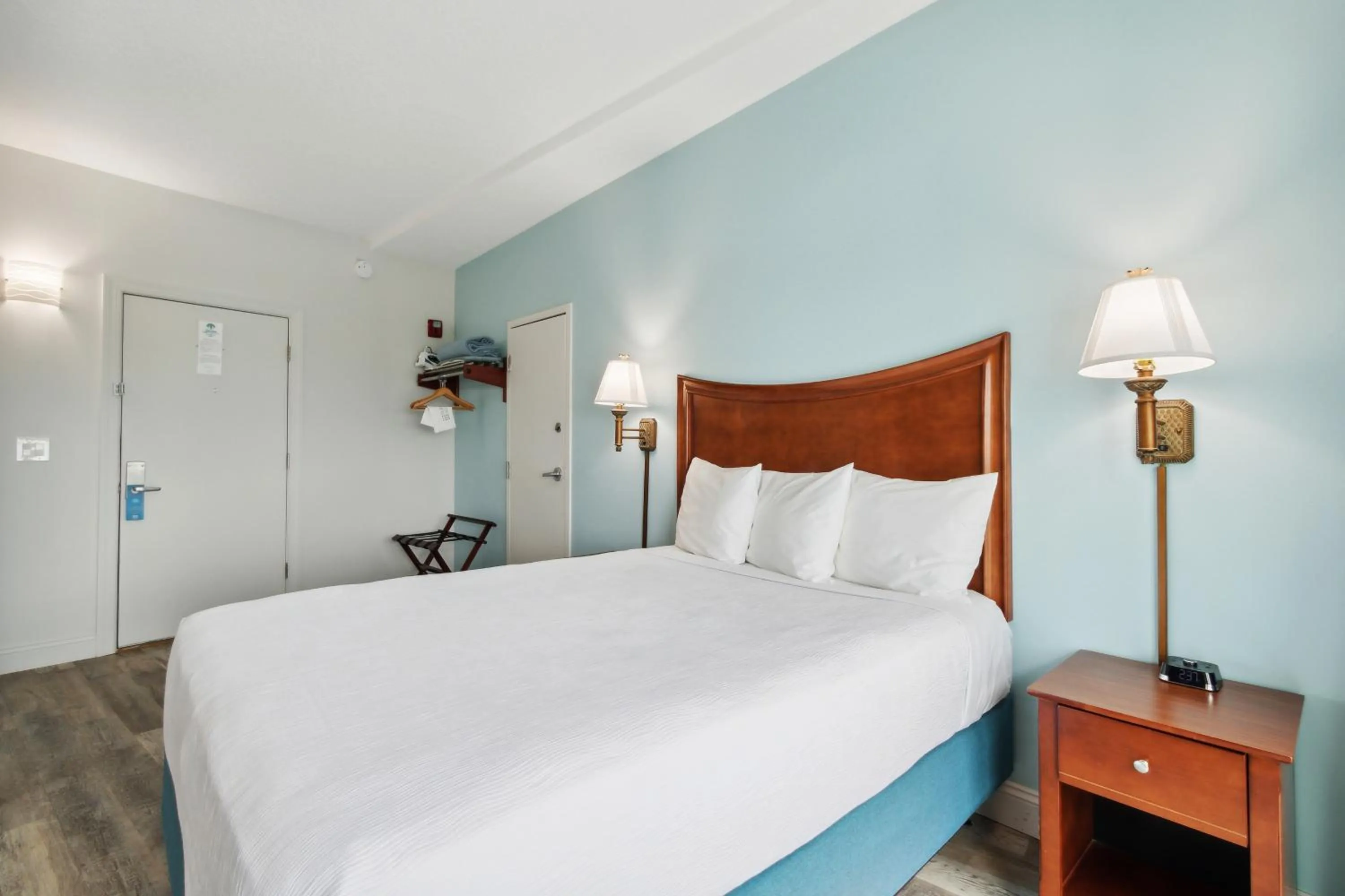 Bed in Seahorse Oceanfront Inn