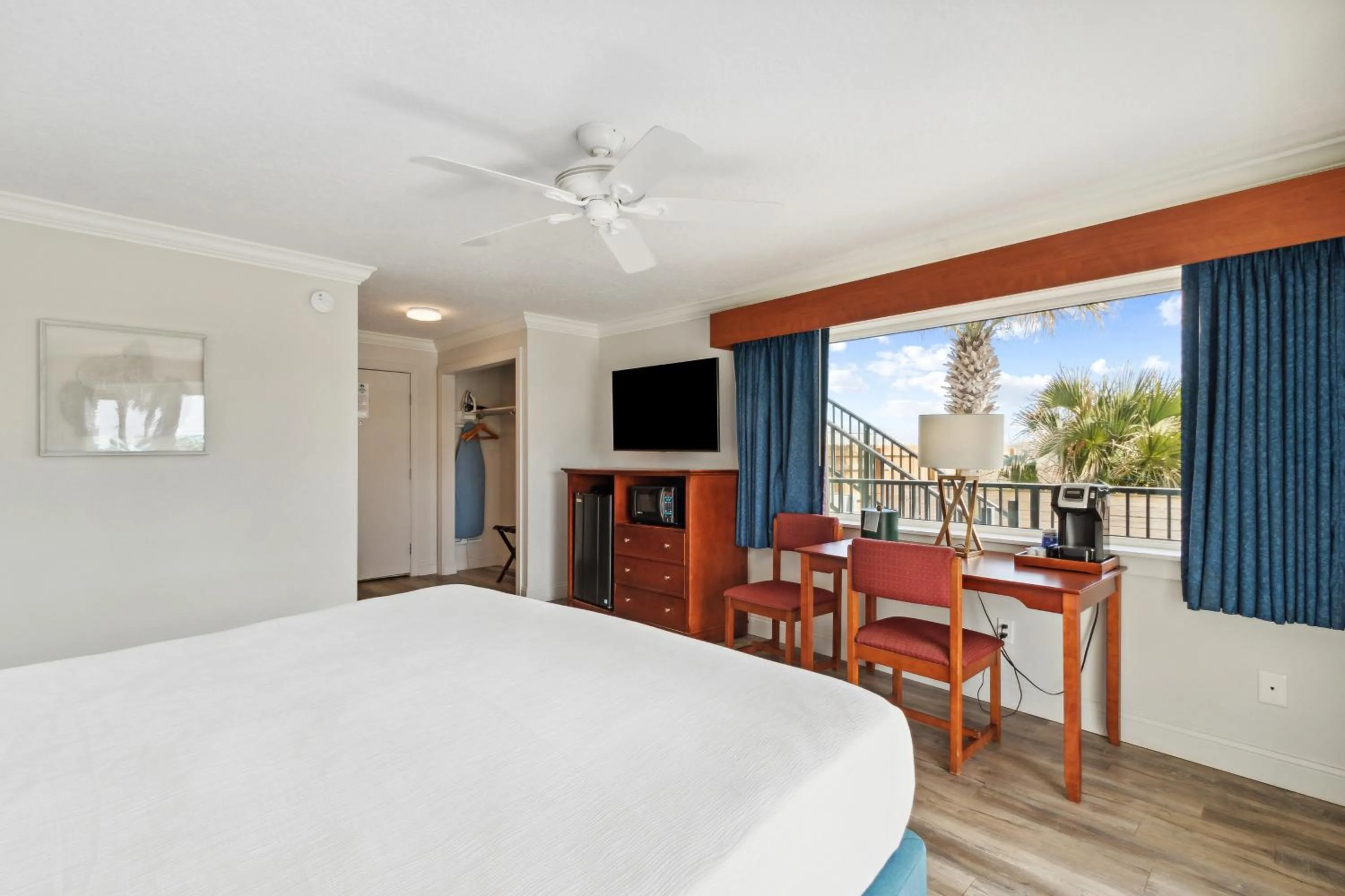 Bed in Seahorse Oceanfront Inn