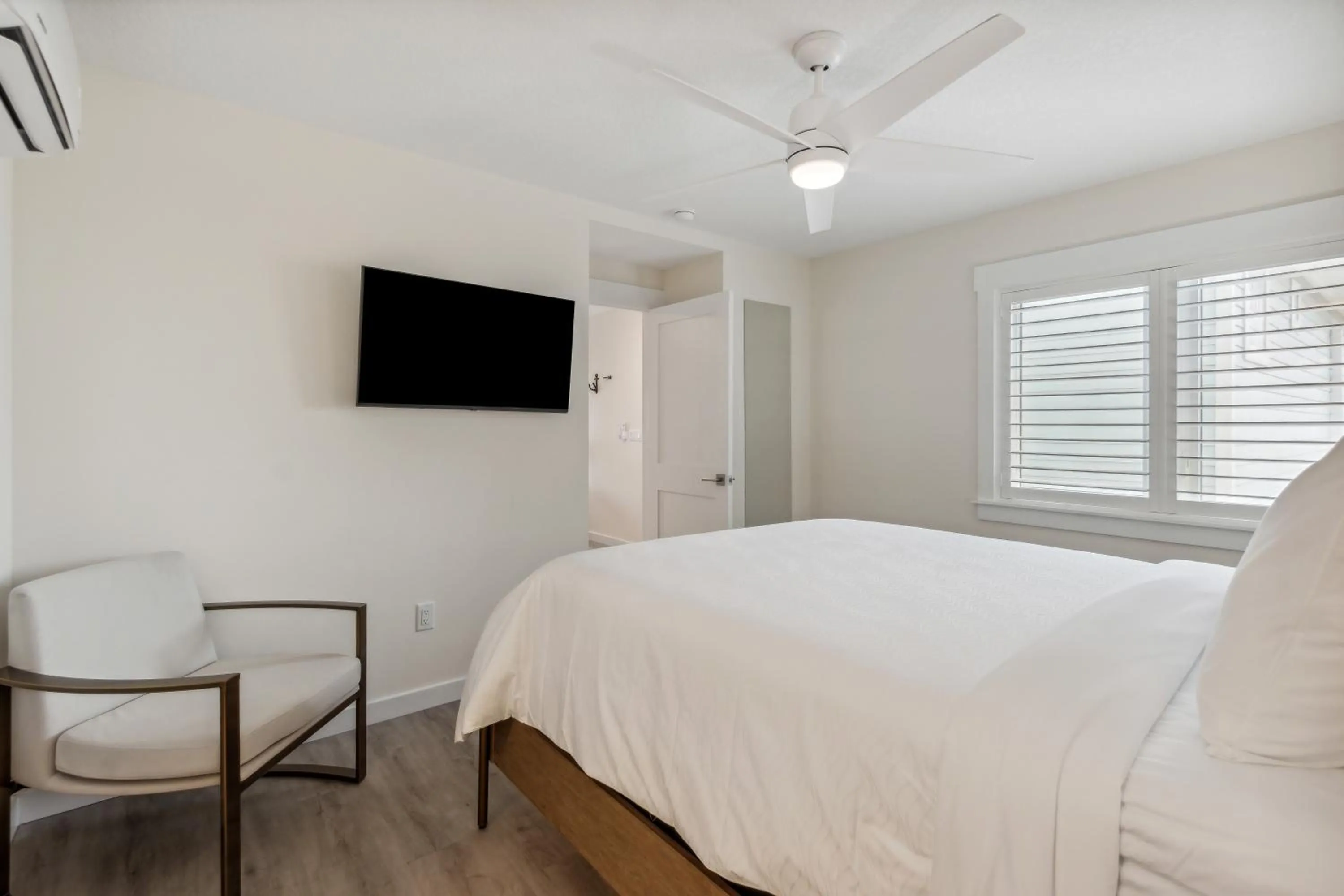 Bedroom, Bed in Seahorse Oceanfront Inn