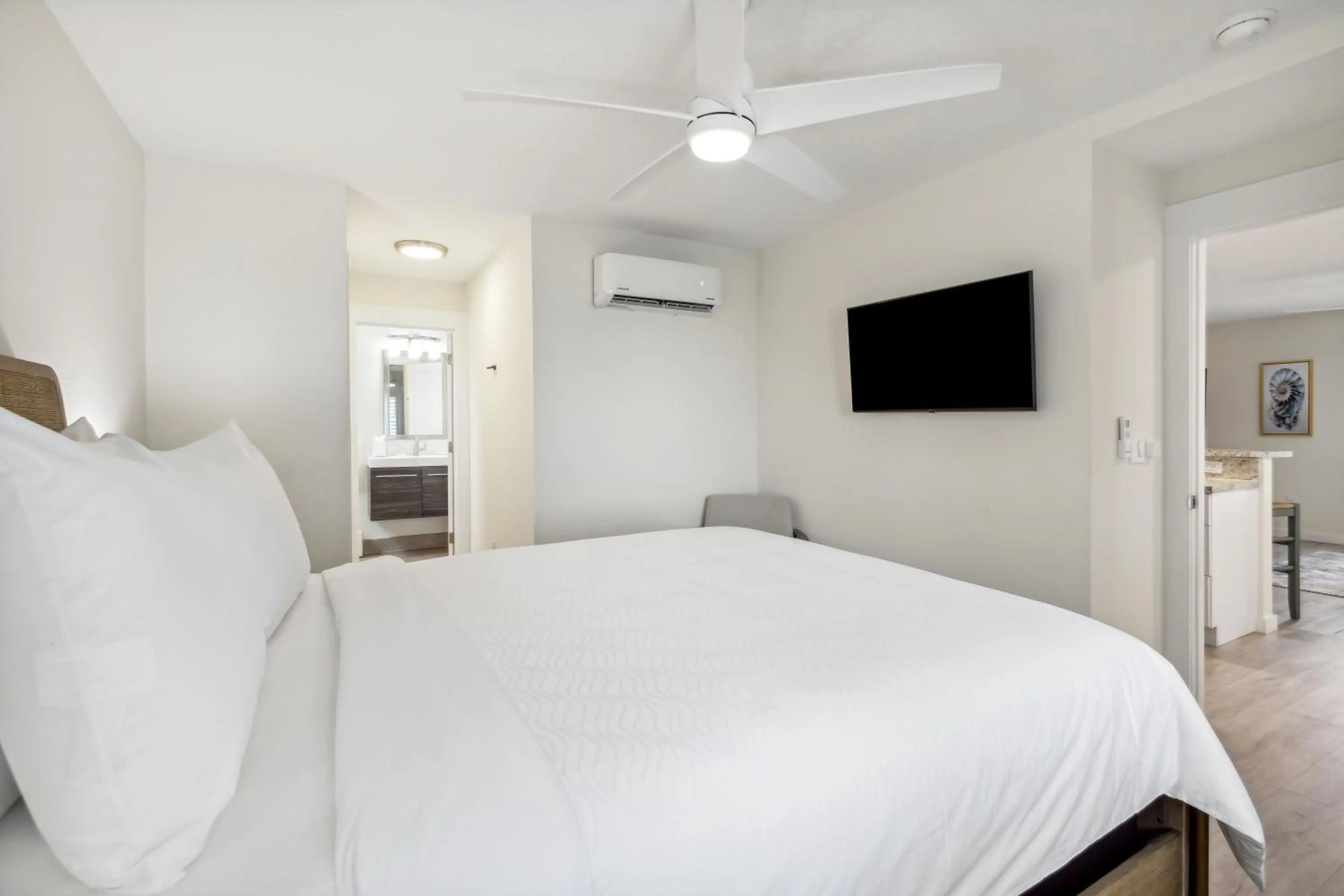 Bedroom, Bed in Seahorse Oceanfront Inn