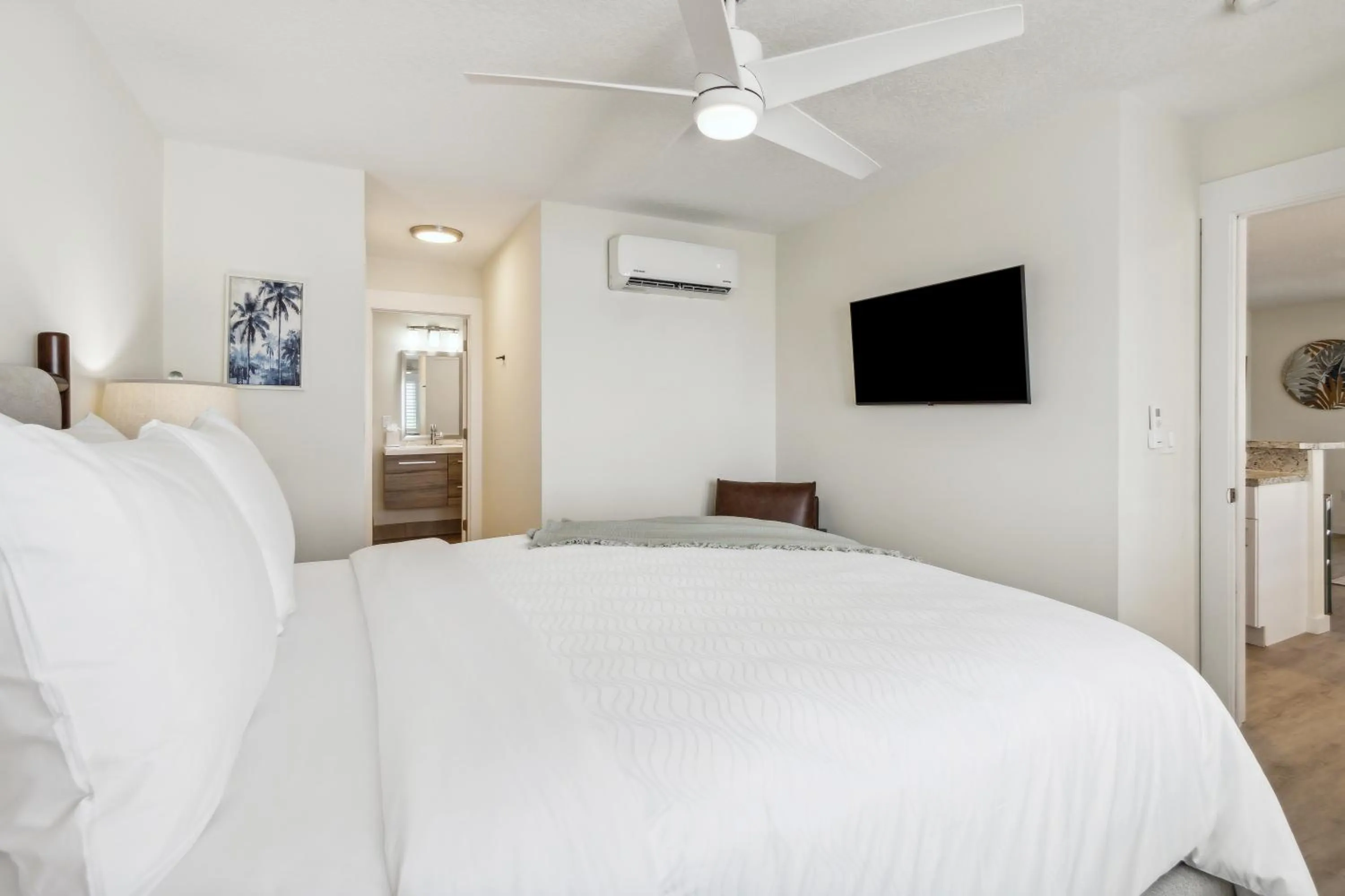 Bedroom, Bed in Seahorse Oceanfront Inn
