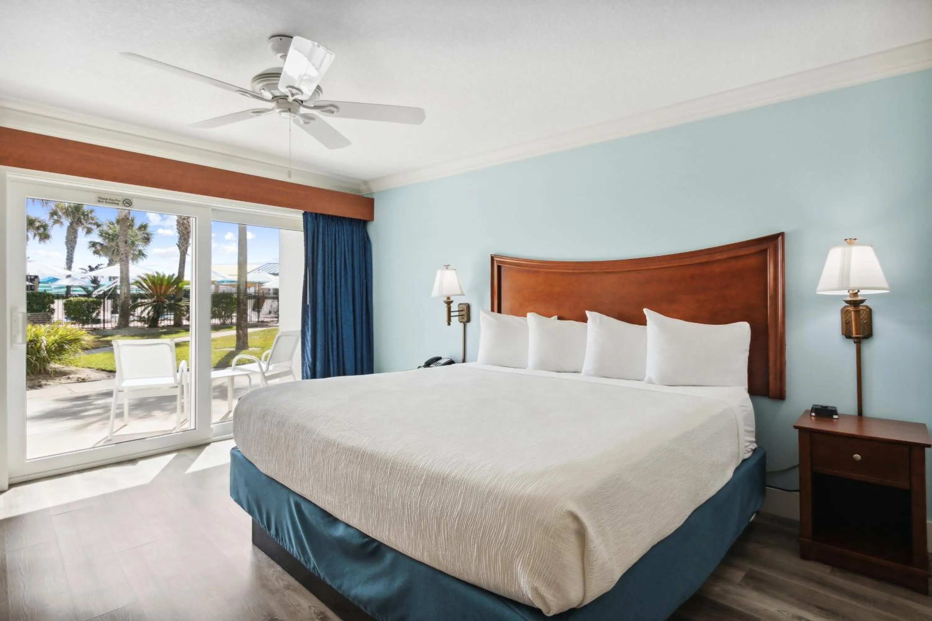 Bed in Seahorse Oceanfront Inn