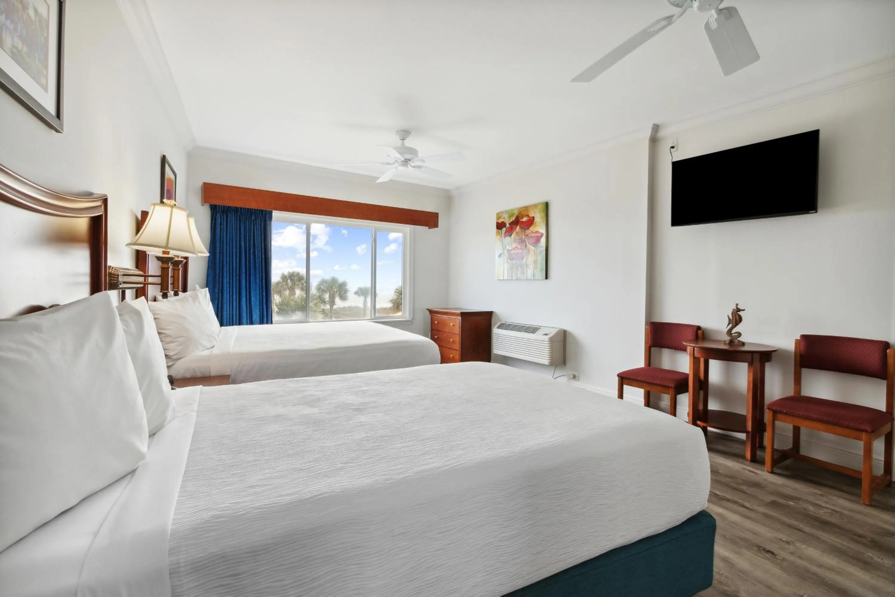 Bed in Seahorse Oceanfront Inn