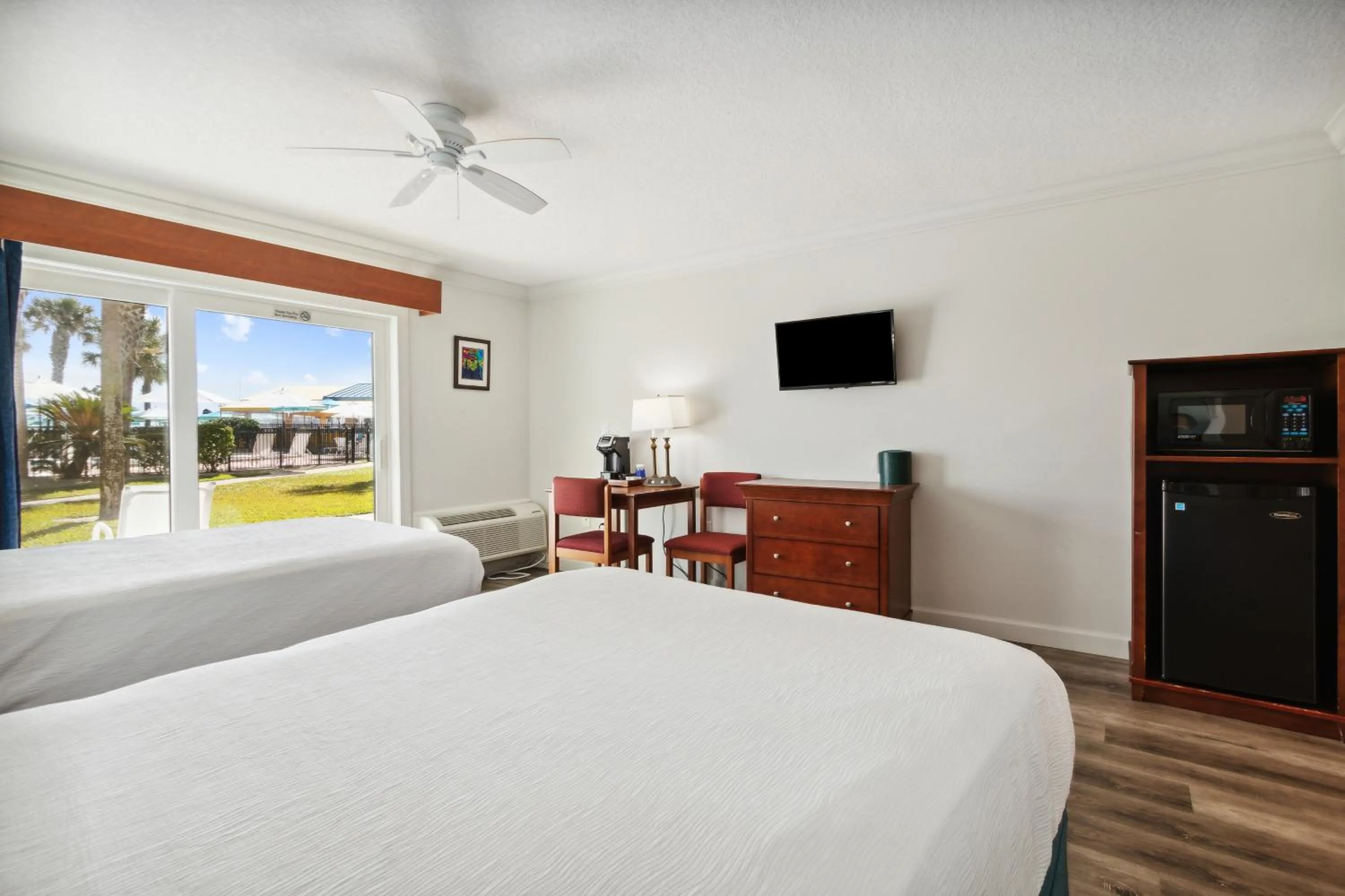 Bed in Seahorse Oceanfront Inn