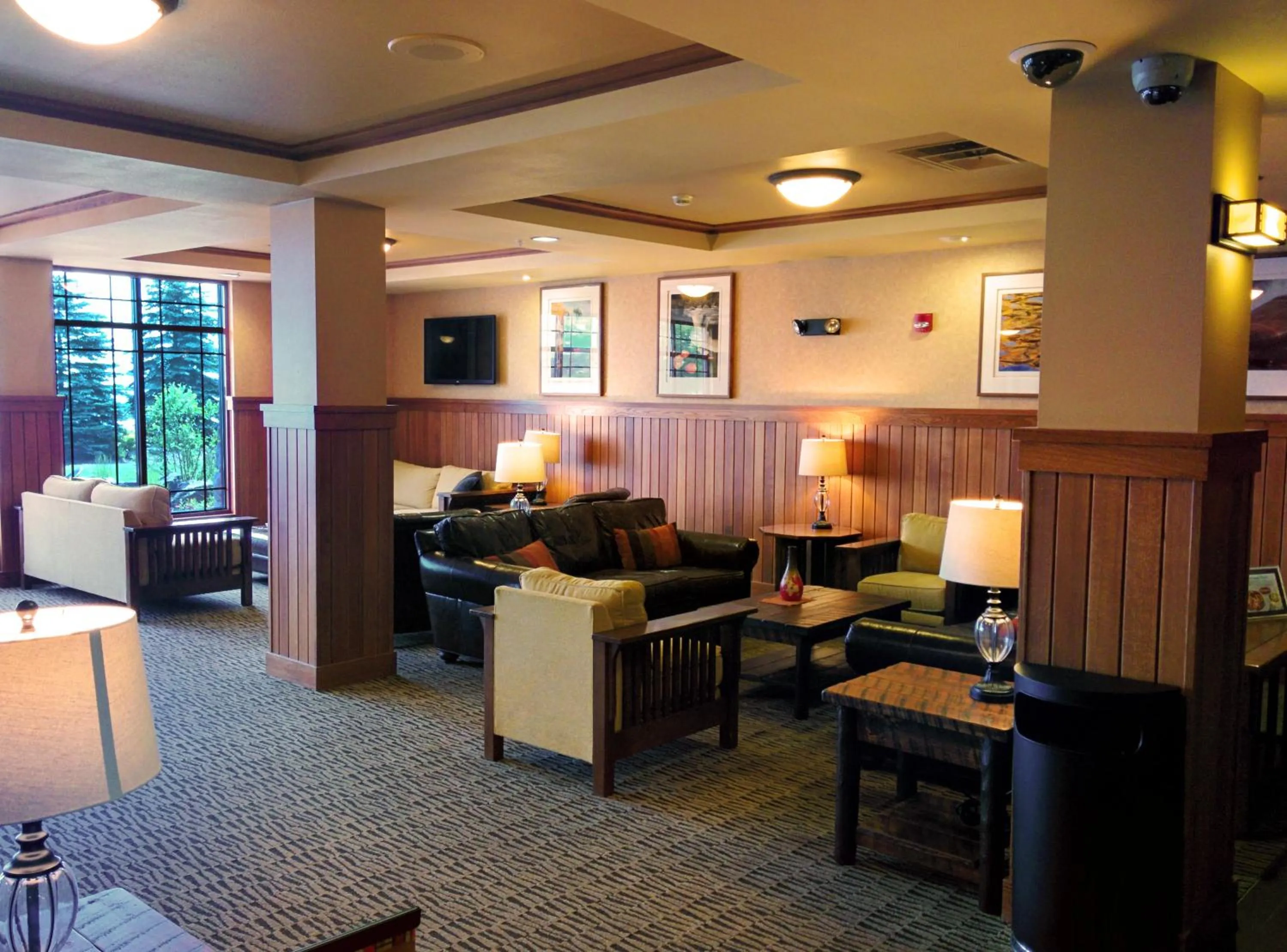 Communal lounge/ TV room in Canal Park Lodge