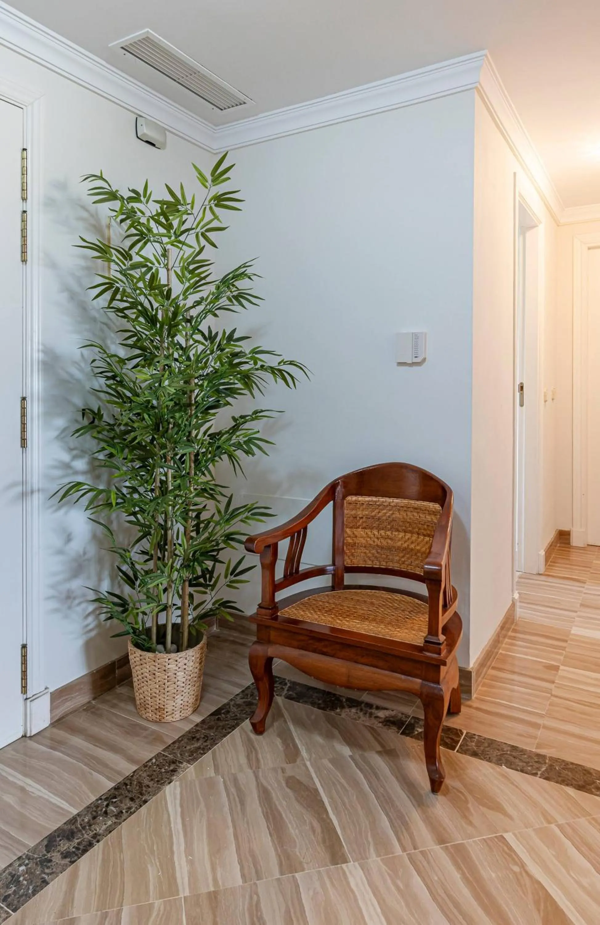 Communal lounge/ TV room in Awesome 3 Br Apart. w/ 4 Terraces, Pool & Parking