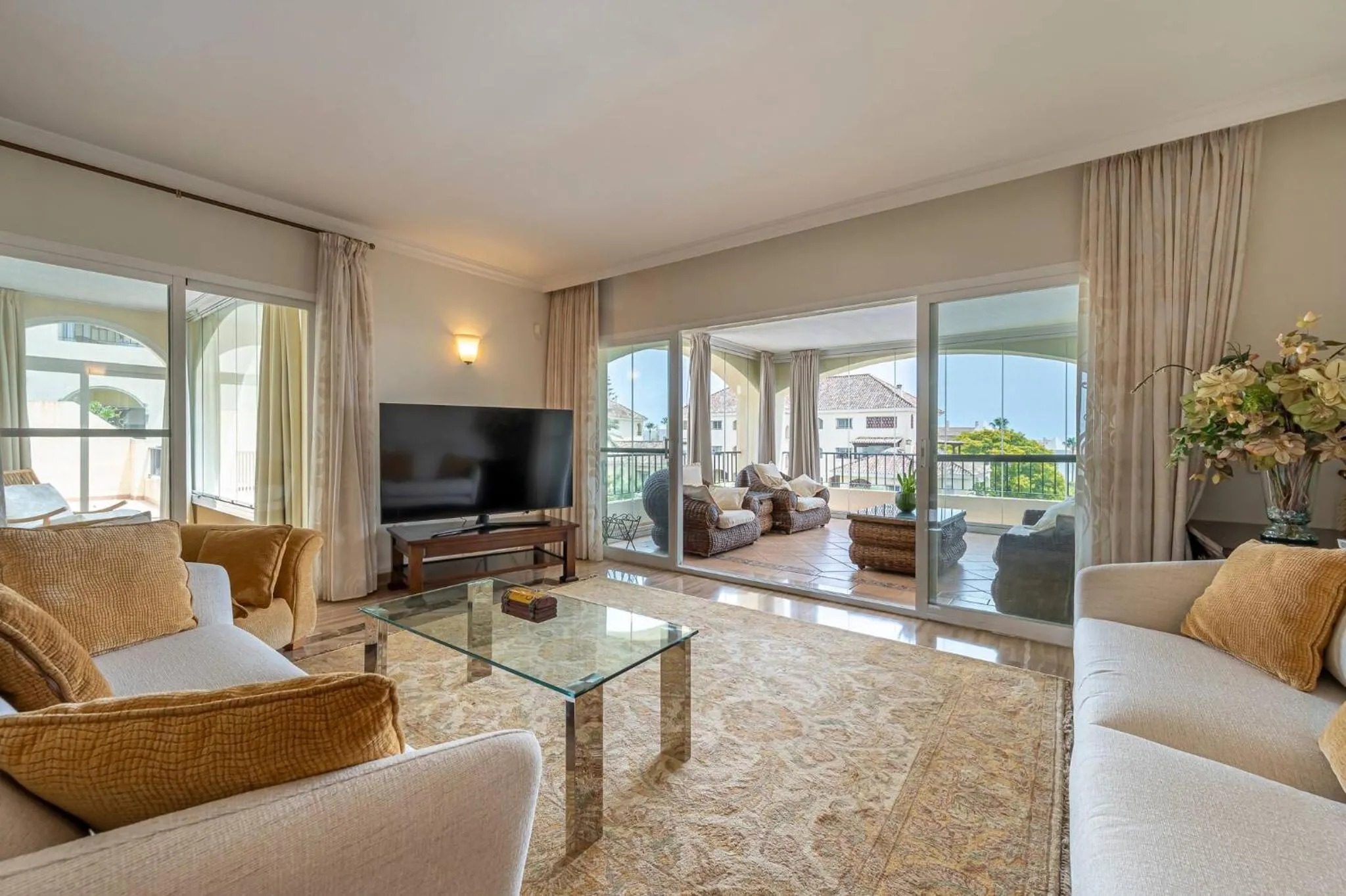 Communal lounge/ TV room in Awesome 3 Br Apart. w/ 4 Terraces, Pool & Parking