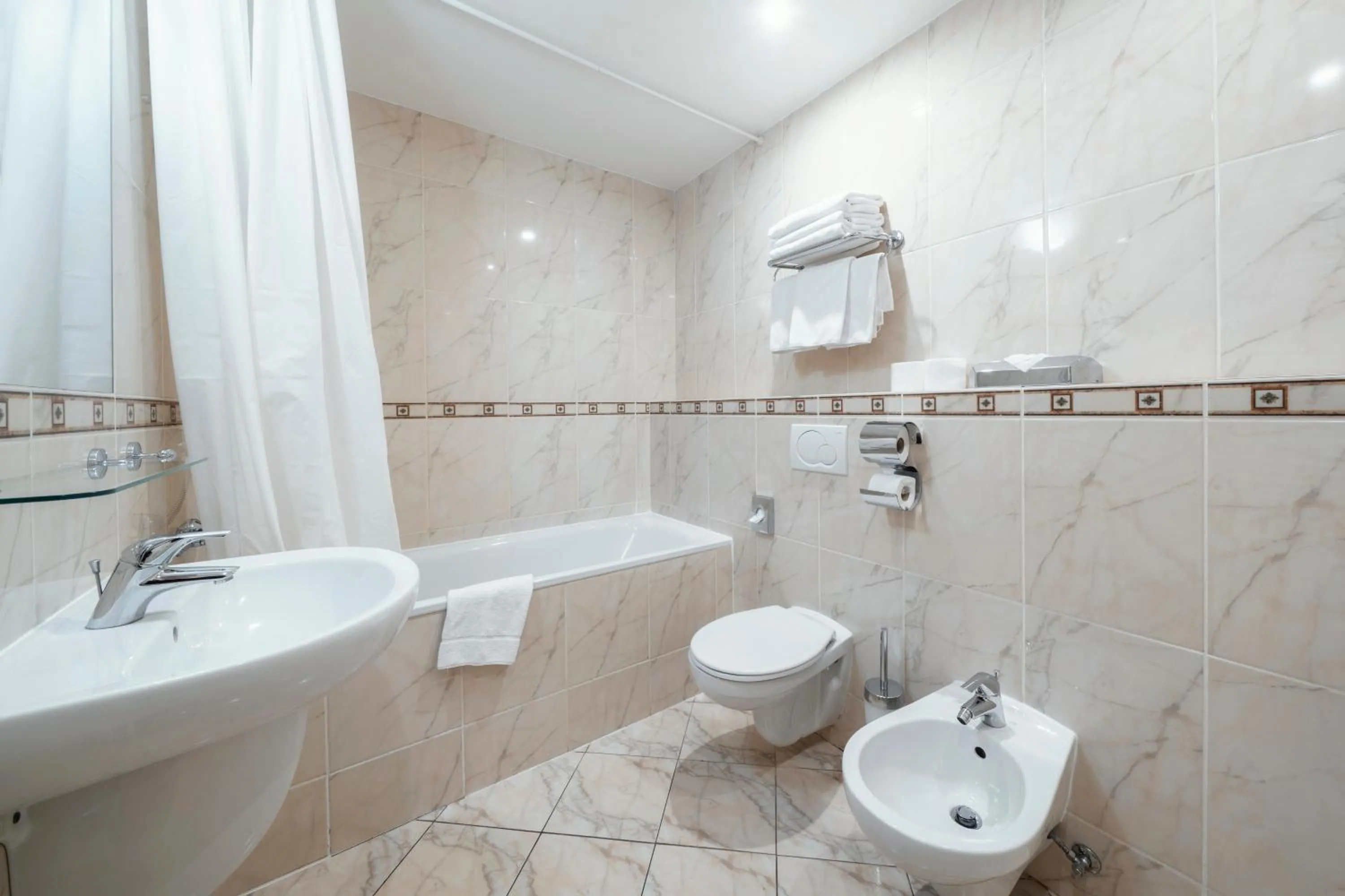 Bathroom in Hotel Raffaello Prague