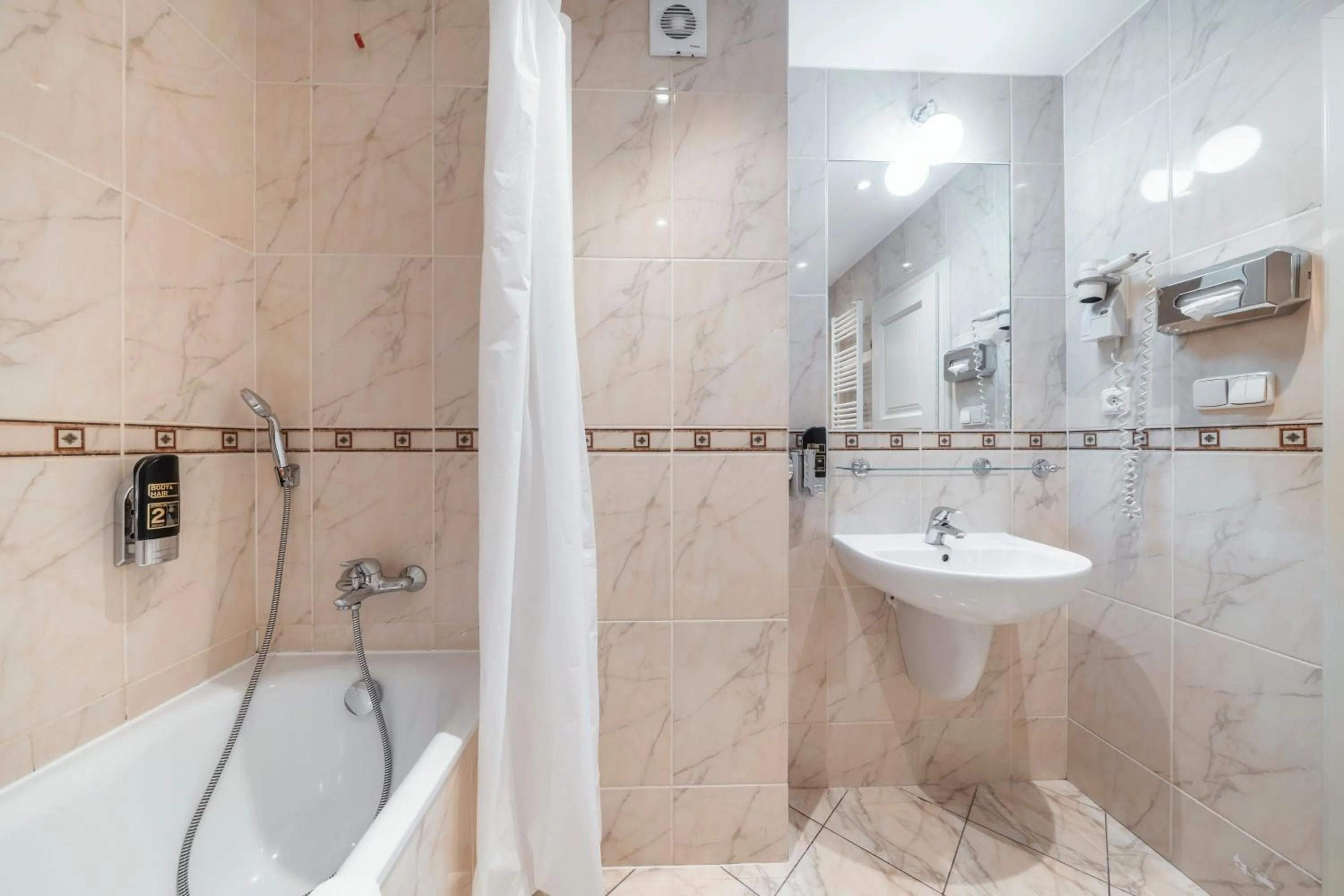 Bathroom in Hotel Raffaello Prague