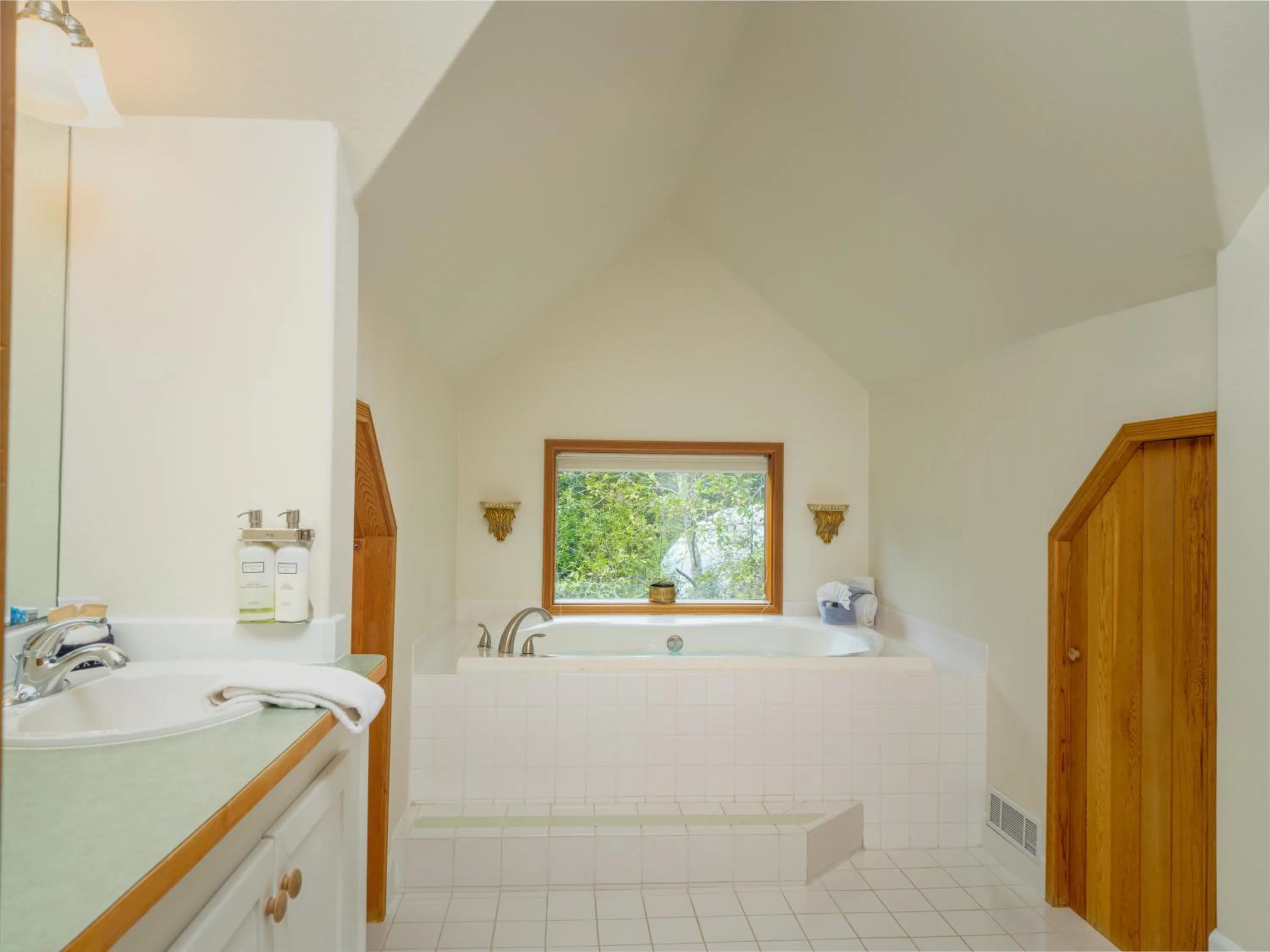 Bathroom in Arch Cape Inn and Retreat