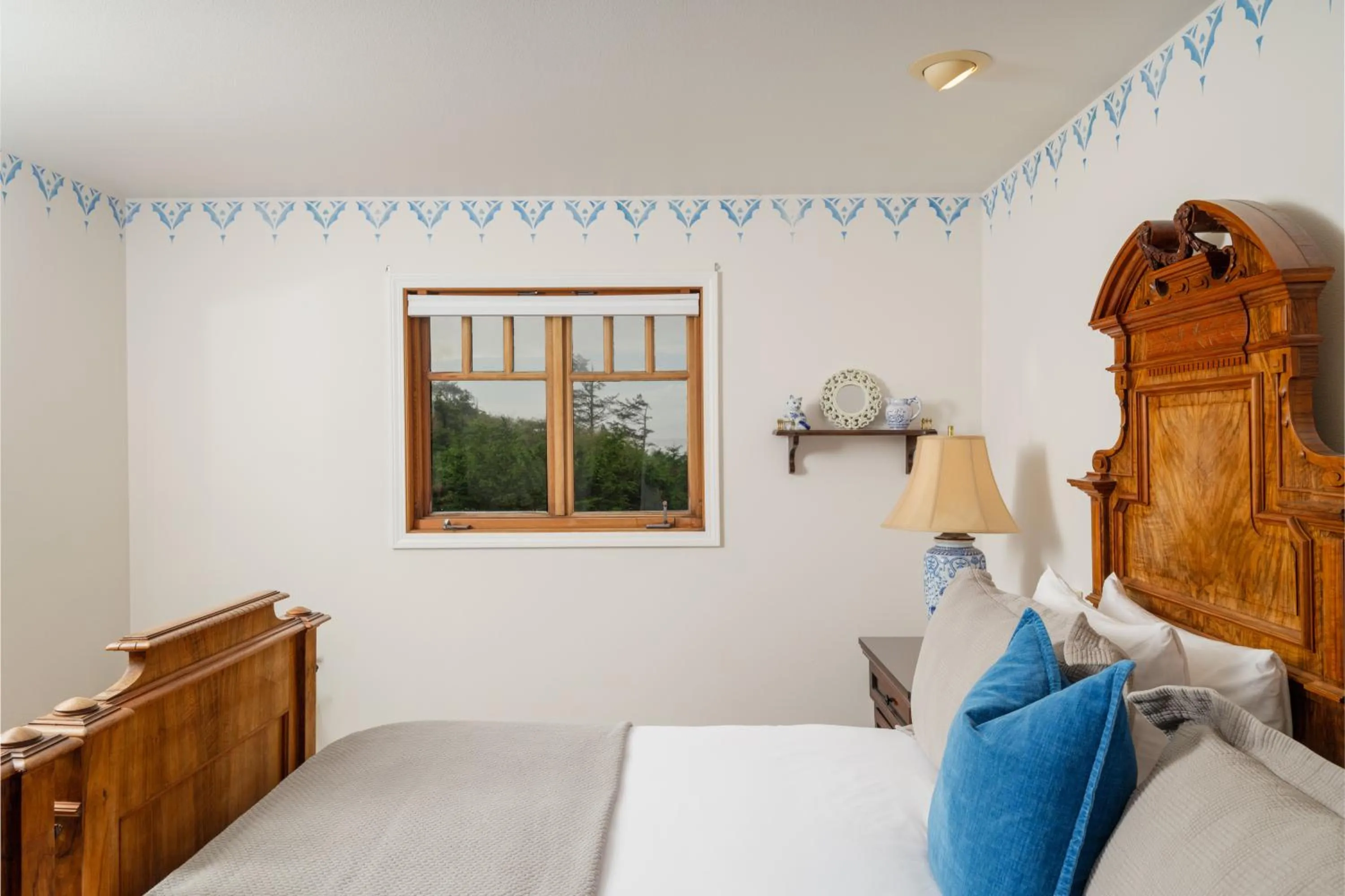 Bed in Arch Cape Inn and Retreat