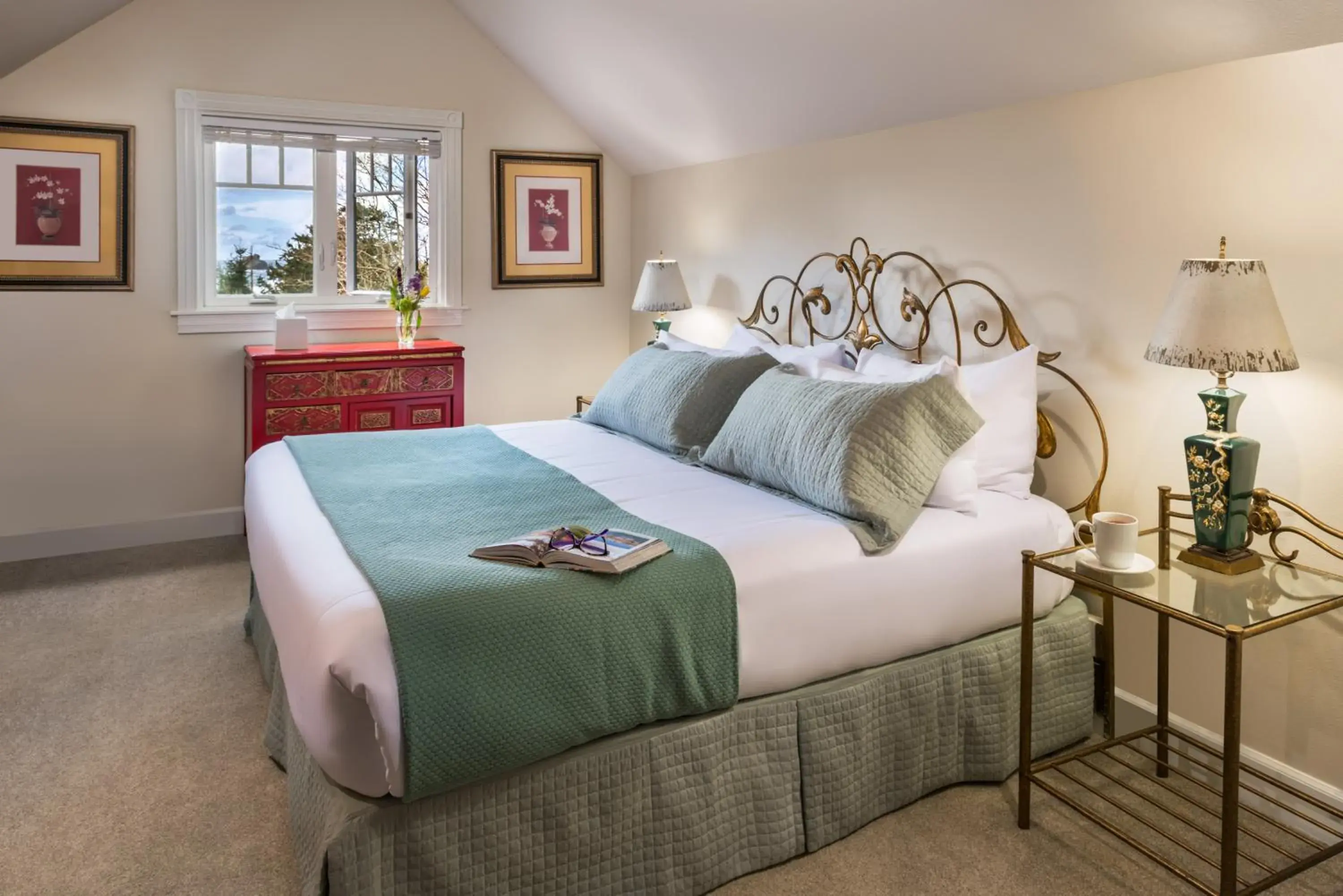 Tapestry Room-King Ocean View with Soaking Tub -Top Floor-Adults Only-No Pets in Arch Cape Inn and Retreat Tapestry Room-King Ocean View with Soaking Tub -Top Floor-Adults Only-No Pets in Arch Cape Inn and Retreat