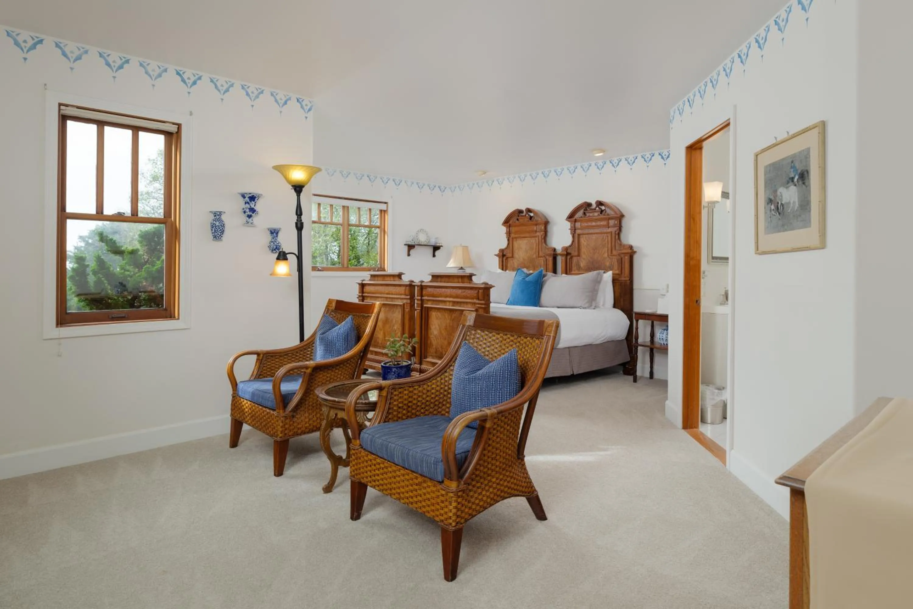 Seating area, Bed in Arch Cape Inn and Retreat