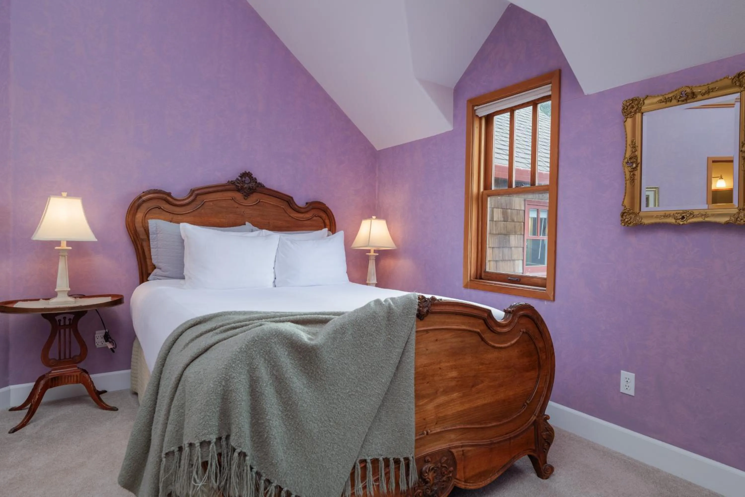 Bed in Arch Cape Inn and Retreat