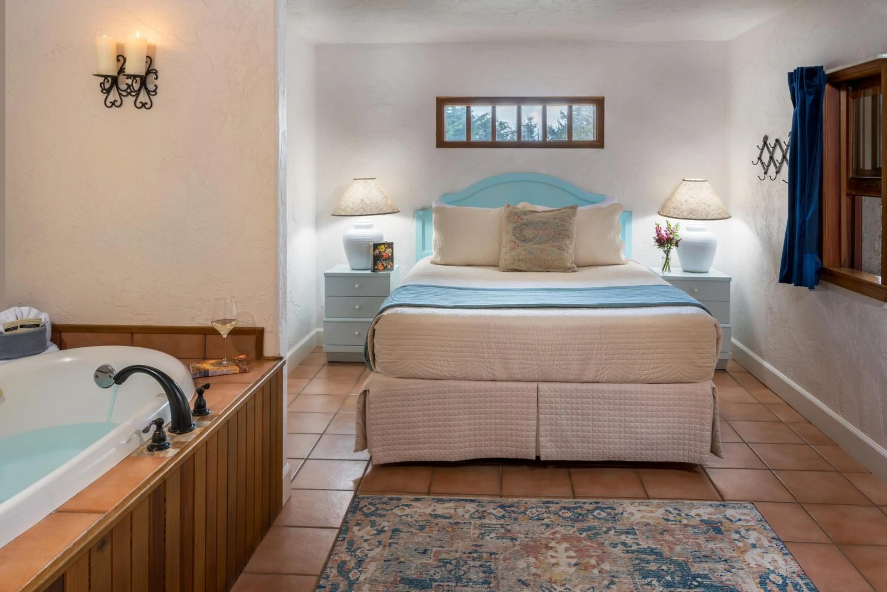 Bed in Arch Cape Inn and Retreat