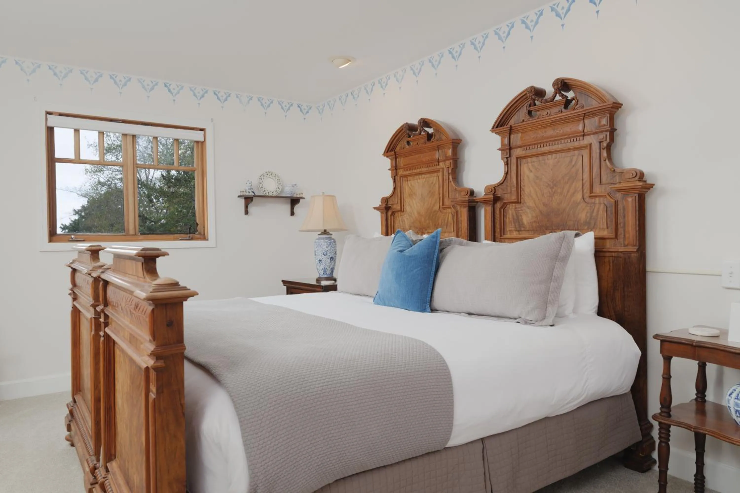 Bed in Arch Cape Inn and Retreat