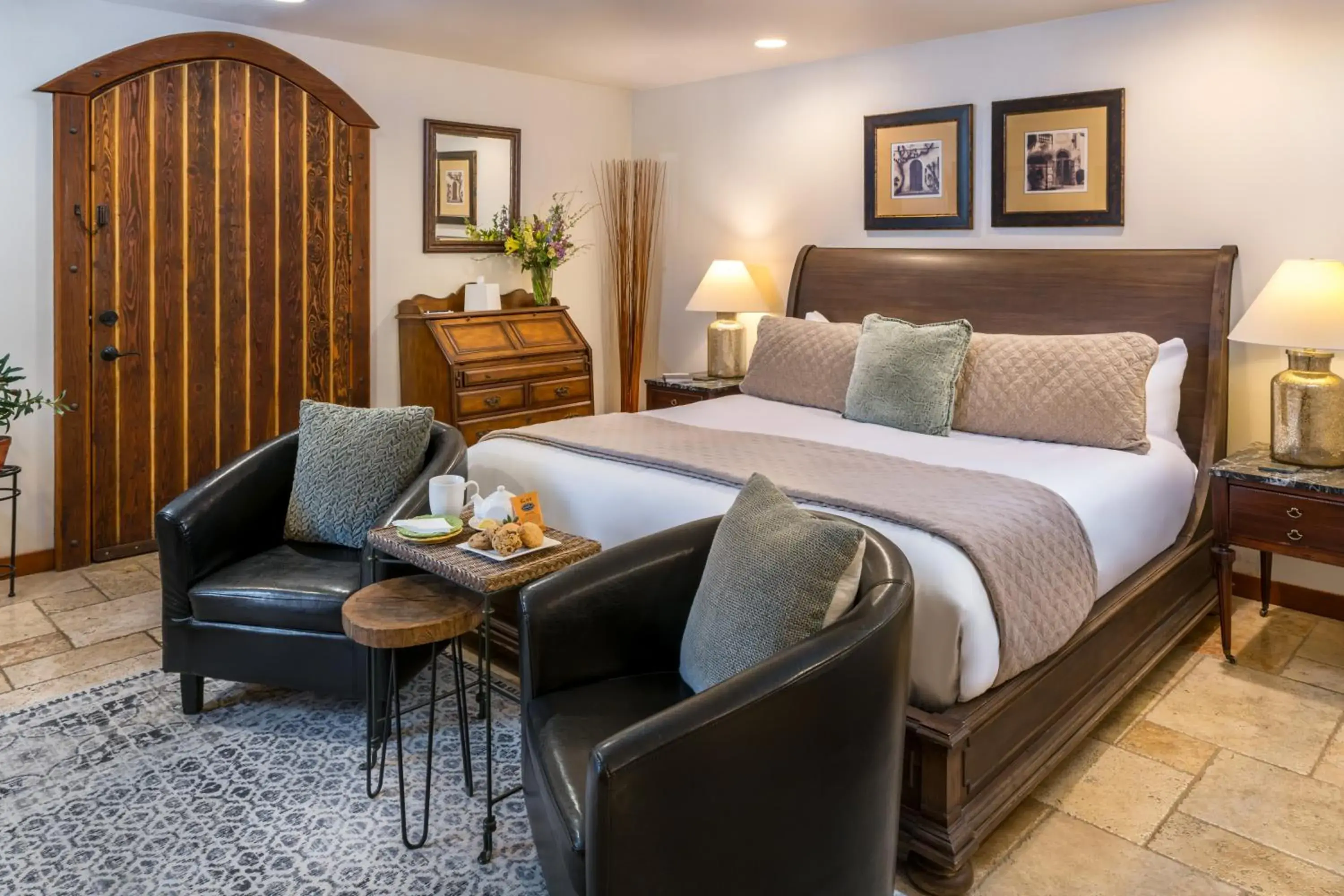 Deluxe King Room in Arch Cape Inn and Retreat Deluxe King Room in Arch Cape Inn and Retreat